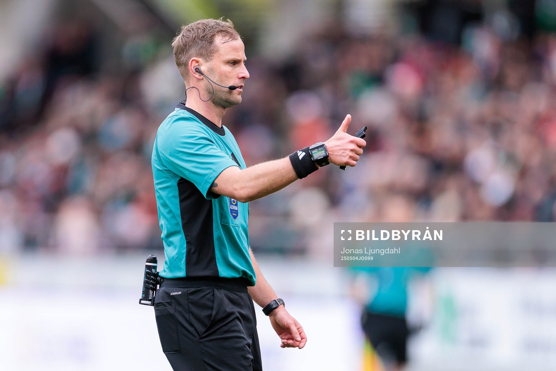 Domare Richard Sundell under fotbollsmatchen i Allsvenskan mellan Öster och Hammarby den 4 maj 2025 i Växjö. 