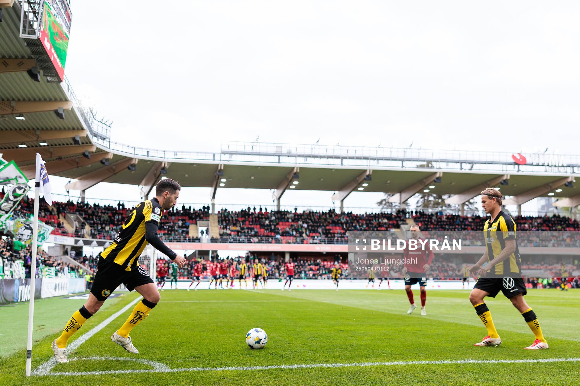 Hammarbys Nahir Besara och Markus Karlsson under fotbollsmatchen i Allsvenskan mellan Öster och Hammarby den 4 maj 2025 i Växjö. 
