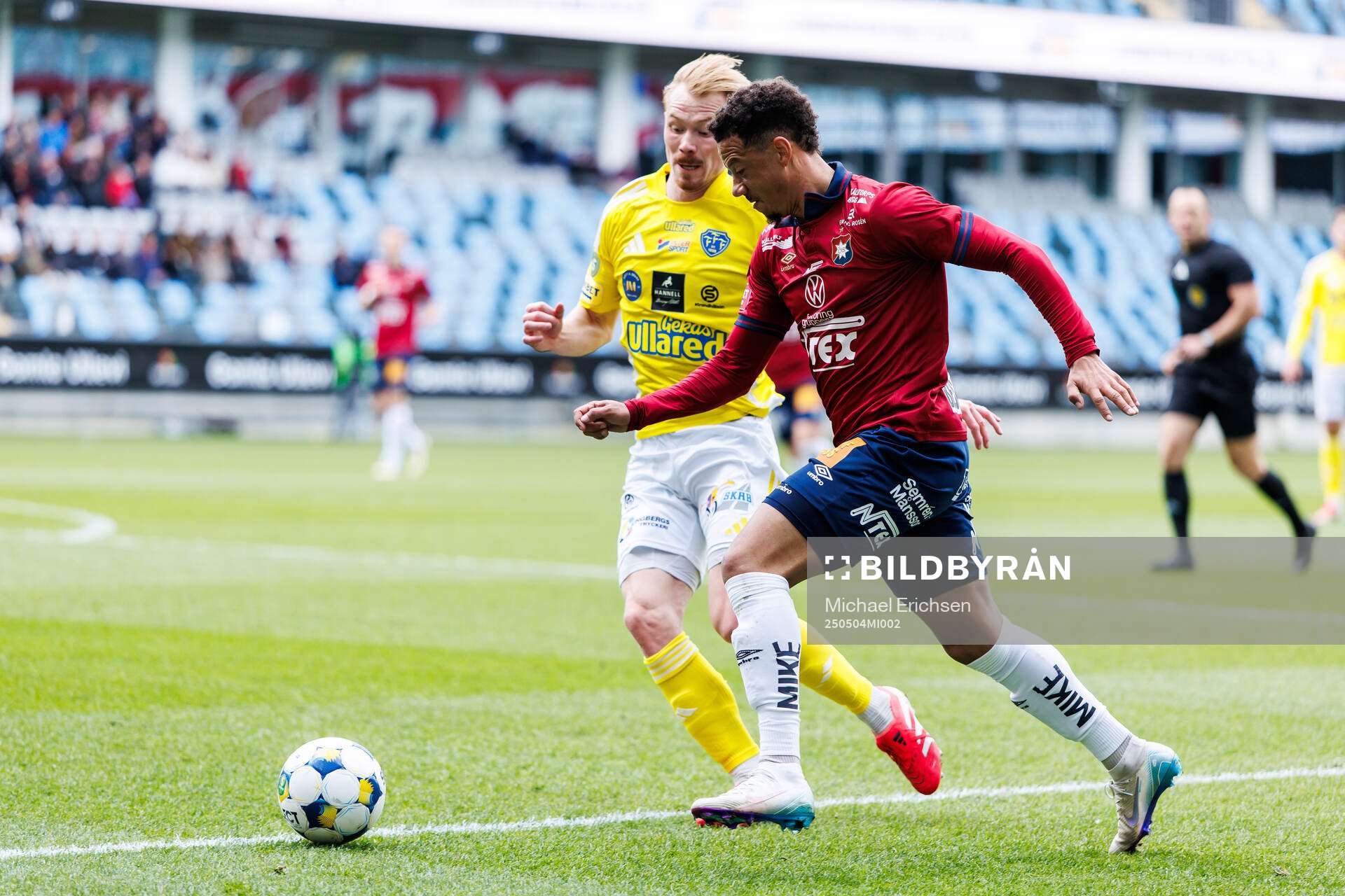 Örgrytes Tobias Sana och Falkenbergs Linus Borgström under fotbollsmatchen i Superettan mellan Örgryte och Falkenberg den 4 maj 2025 i Göteborg.