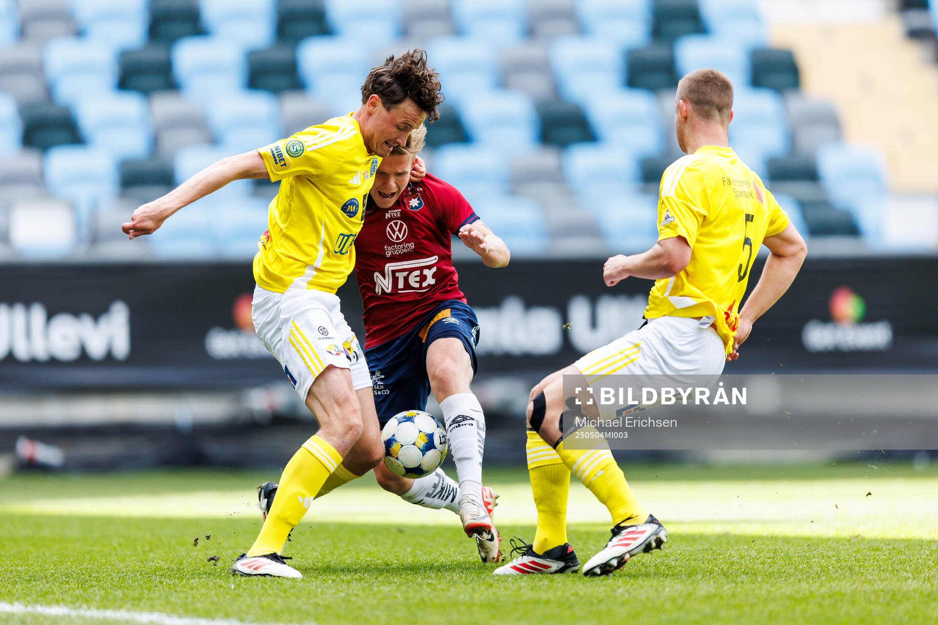 Falkenbergs Alexander Salo och Örgrytes Isak Dahlqvist under fotbollsmatchen i Superettan mellan Örgryte och Falkenberg den 4 maj 2025 i Göteborg.