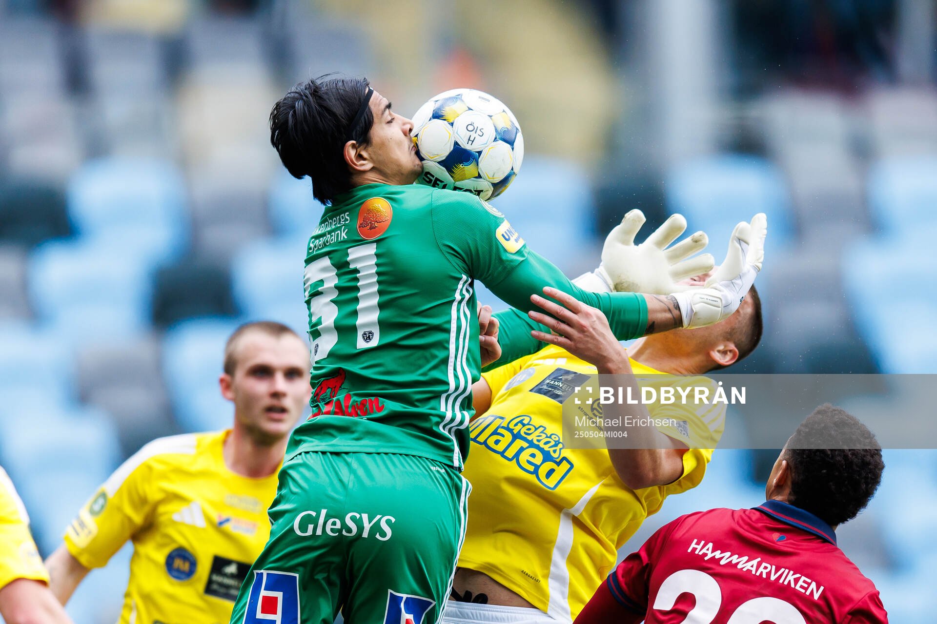 Falkenbergs målvakt Paul Castin och Noel Hansson under fotbollsmatchen i Superettan mellan Örgryte och Falkenberg den 4 maj 2025 i Göteborg.