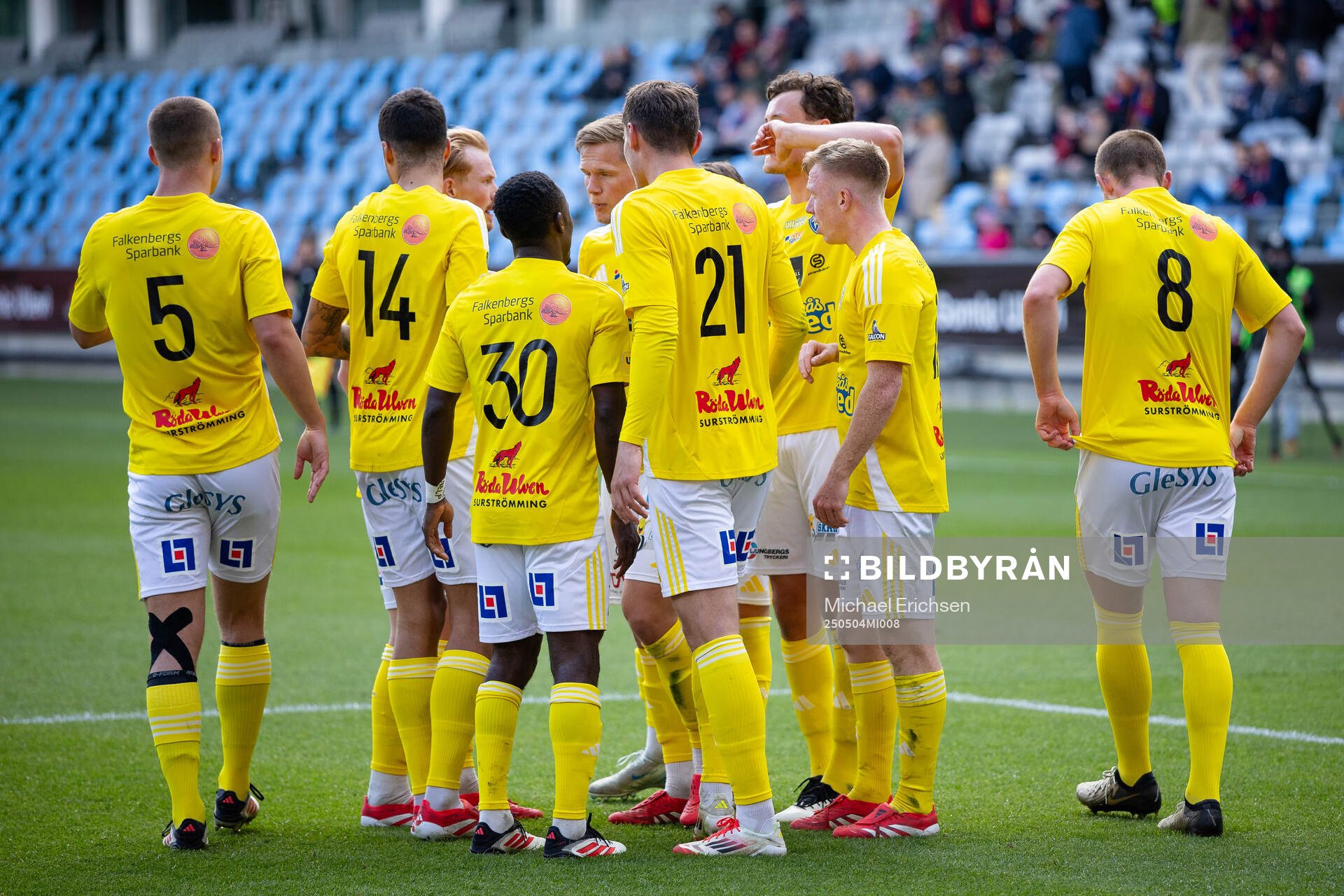 Falkenbergs Tim Stålheden jublar med lagkamrater