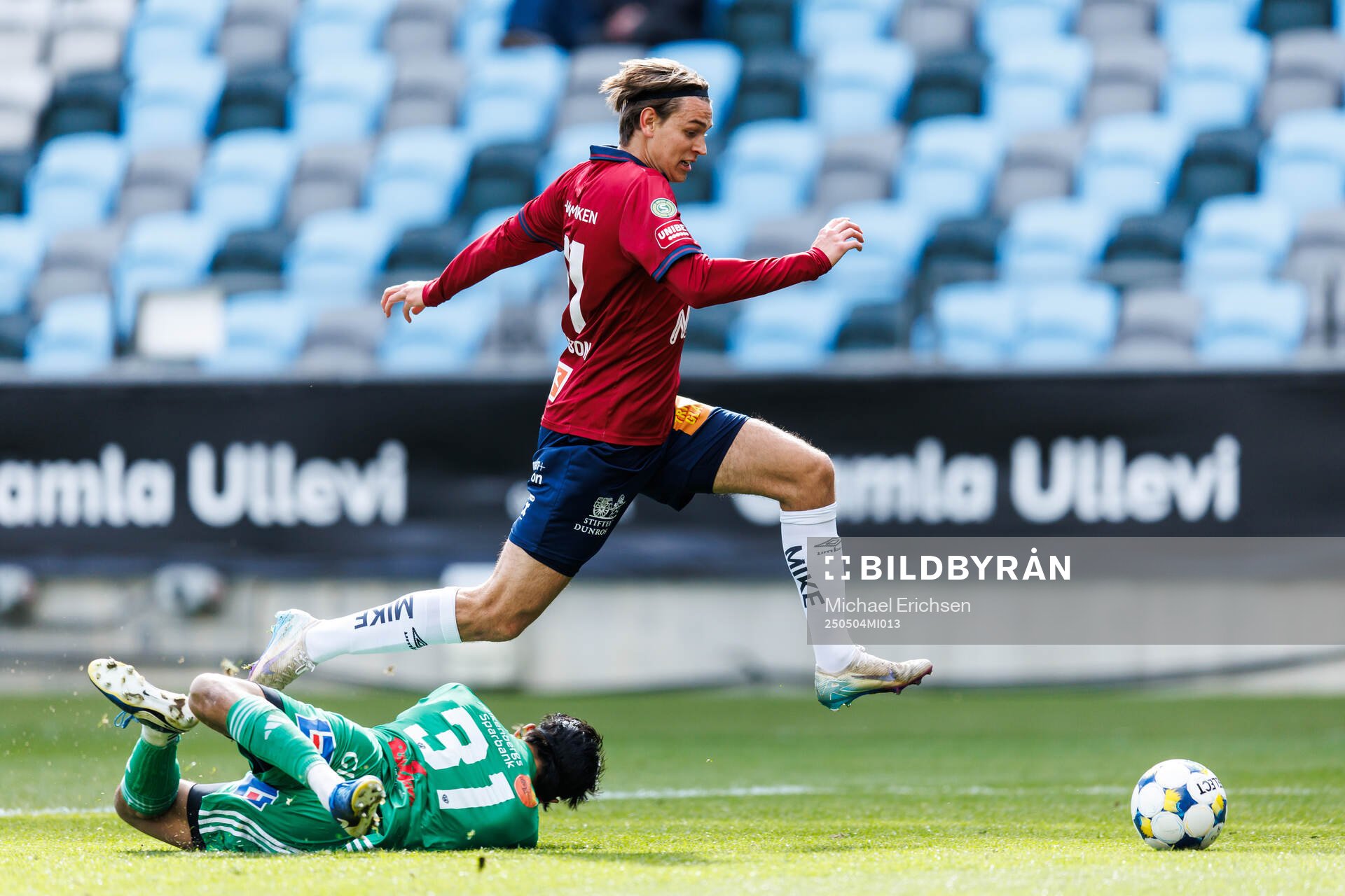 Falkenbergs målvakt Paul Castin och Örgrytes Noah Christoffersson under fotbollsmatchen i Superettan mellan Örgryte och Falkenberg den 4 maj 2025 i Göteborg.