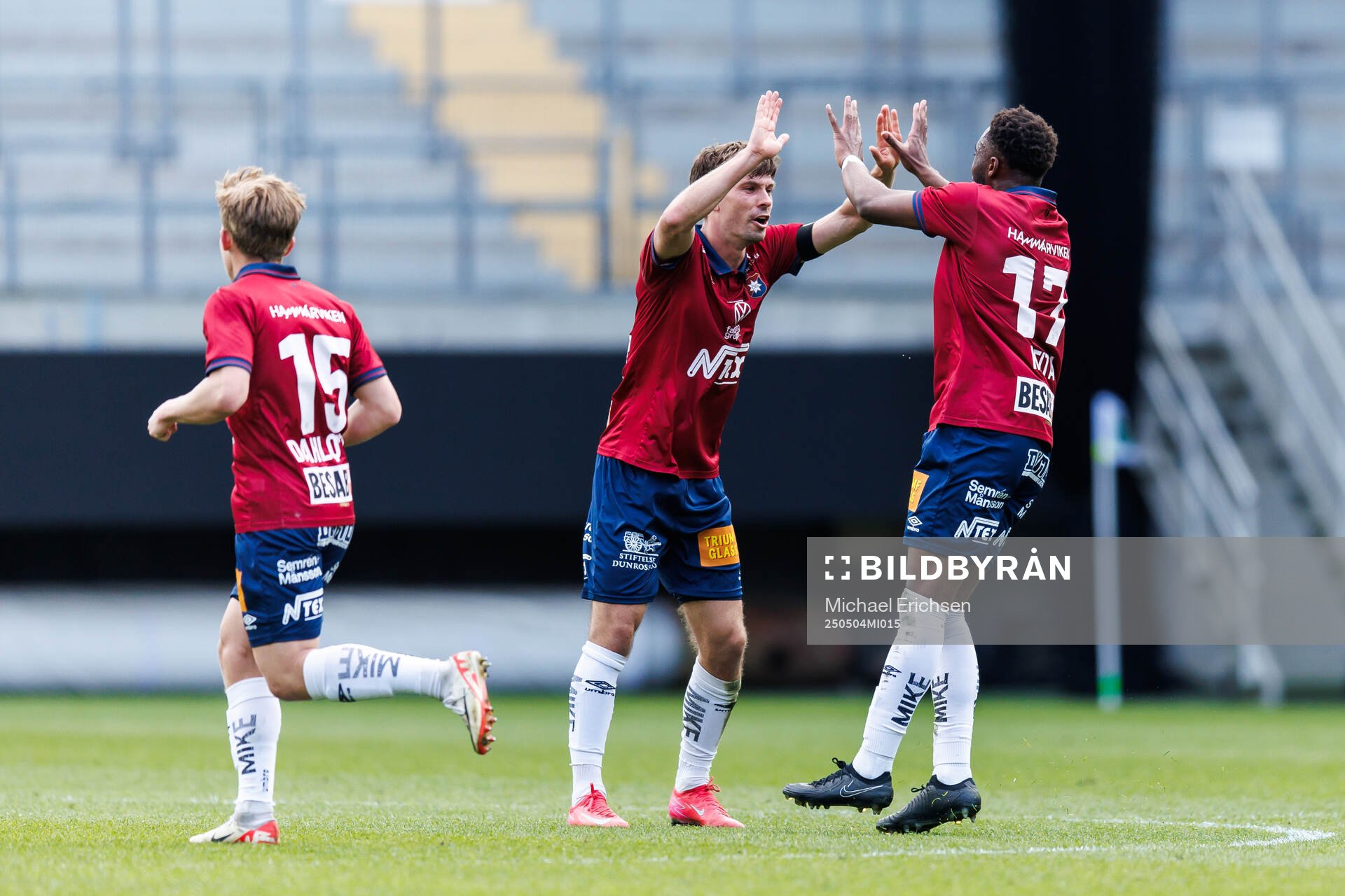 Örgrytes Daniel Paulson jublar med Haladj-Madiou Keita efter 2-2 under fotbollsmatchen i Superettan mellan Örgryte och Falkenberg den 4 maj 2025 i Göteborg.