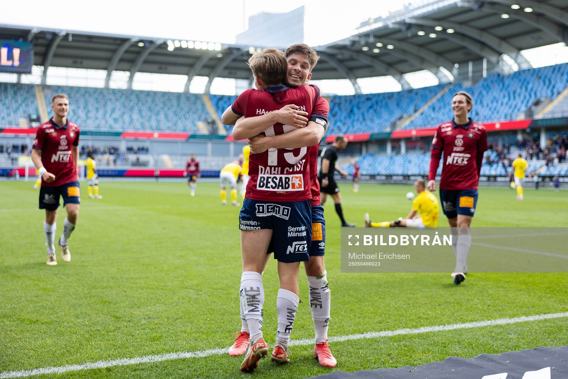 Örgrytes Isak Dahlqvist jublar ihop med Daniel Paulson efter 4-2 under fotbollsmatchen i Superettan mellan Örgryte och Falkenberg den 4 maj 2025 i Göteborg.