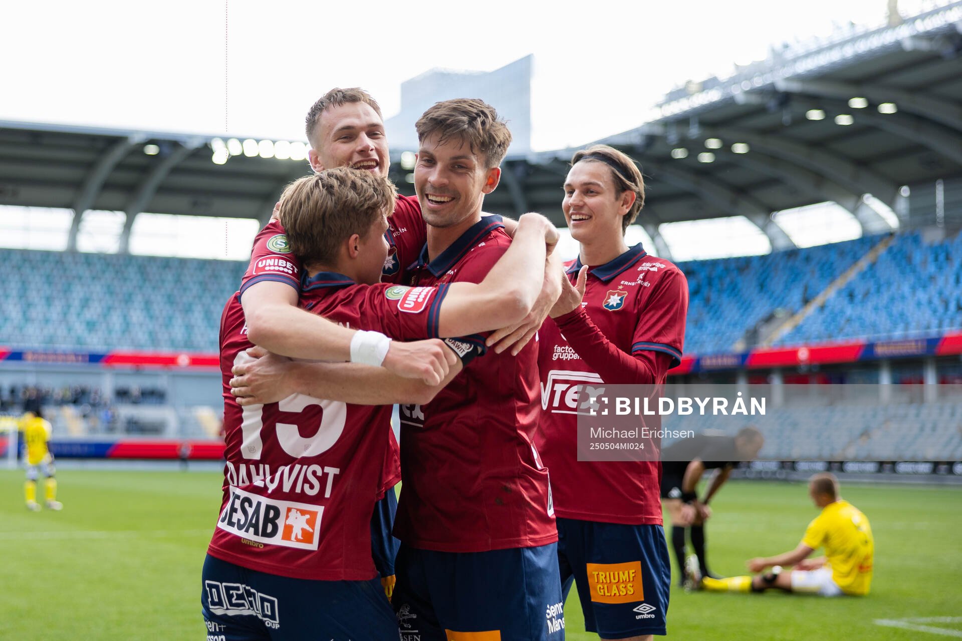 Örgrytes Isak Dahlqvist jublar ihop med Christoffer Styffe, Daniel Paulson och Noah Christoffersson efter 4-2 under fotbollsmatchen i Superettan mellan Örgryte och Falkenberg den 4 maj 2025 i Göteborg.