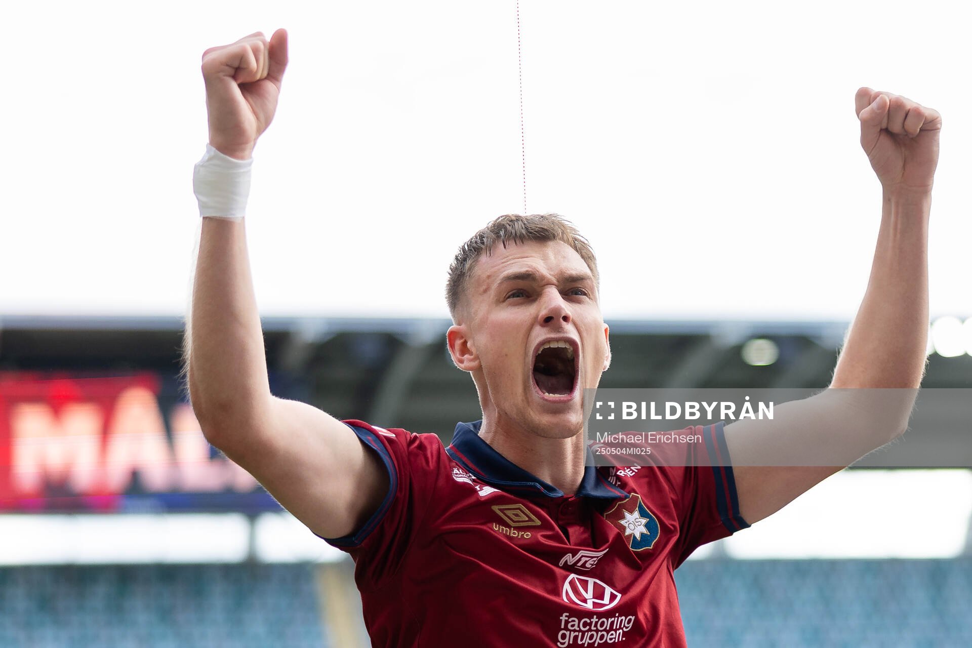 Örgrytes Christoffer Styffe jublar efter att Isak Dahlqvist gjort 4-2 under fotbollsmatchen i Superettan mellan Örgryte och Falkenberg den 4 maj 2025 i Göteborg.
