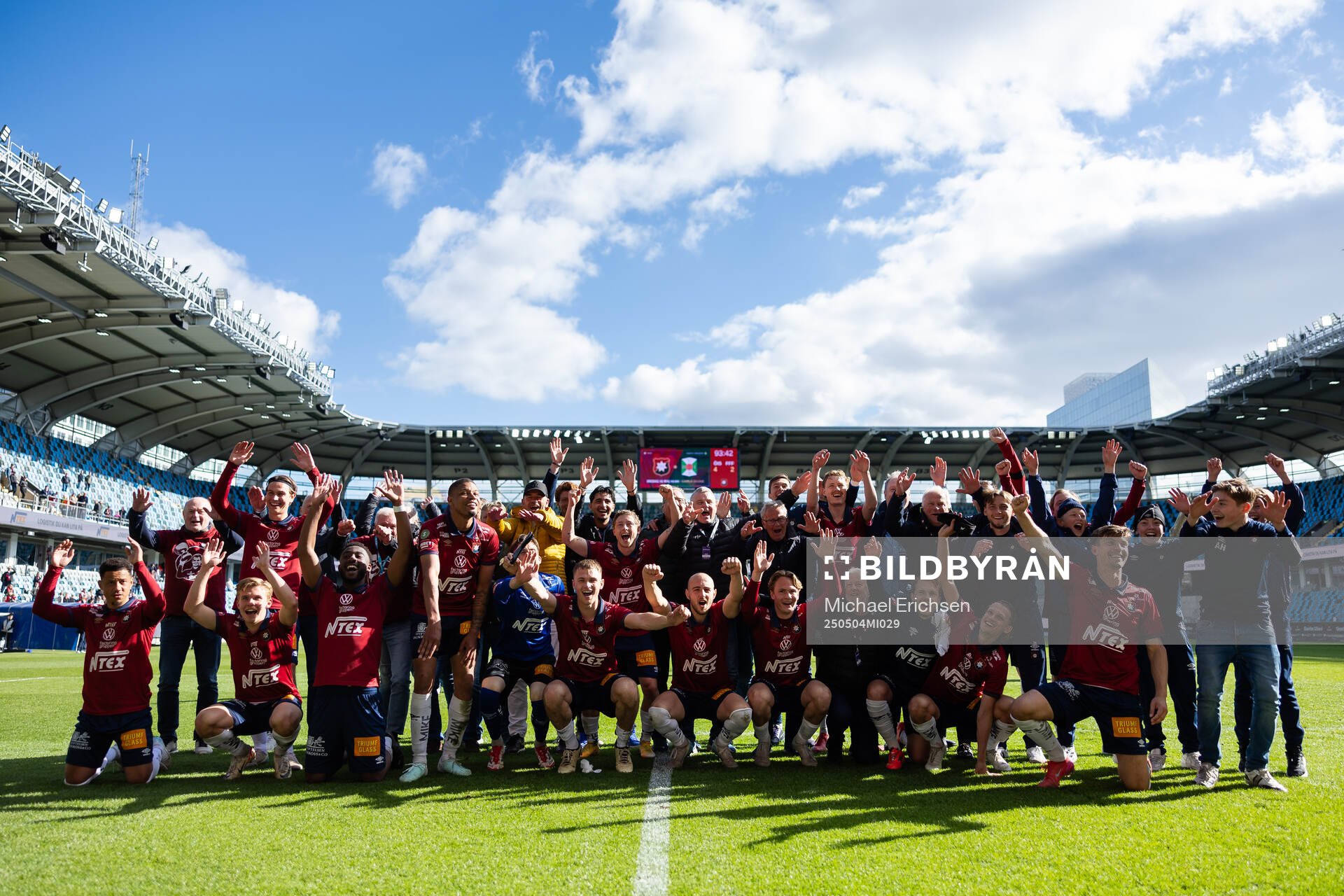 Örgrytes spelare jublar framför klacken efter fotbollsmatchen i Superettan mellan Örgryte och Falkenberg den 4 maj 2025 i Göteborg. 
