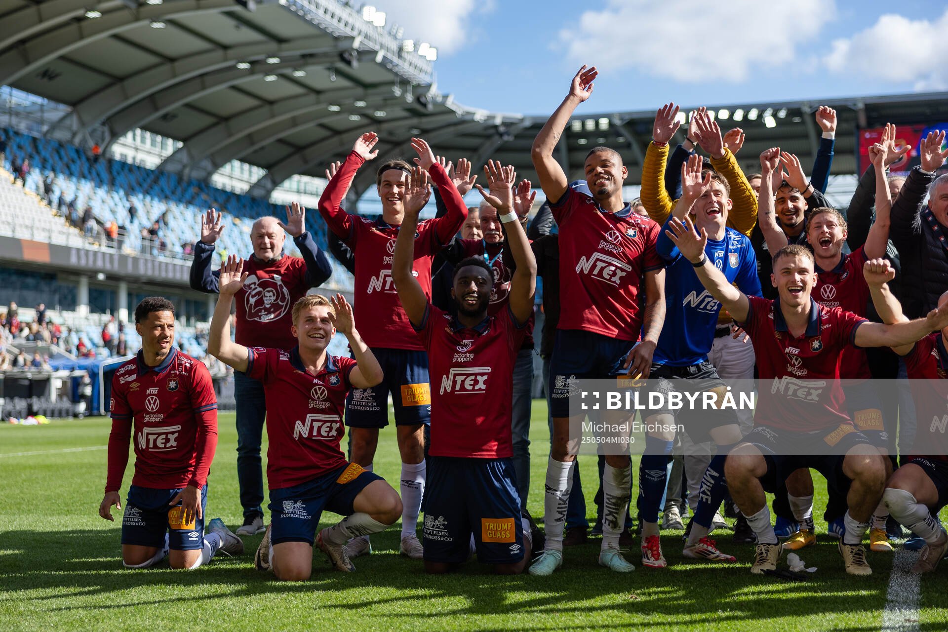 Örgrytes spelare jublar framför klacken efter fotbollsmatchen i Superettan mellan Örgryte och Falkenberg den 4 maj 2025 i Göteborg. 