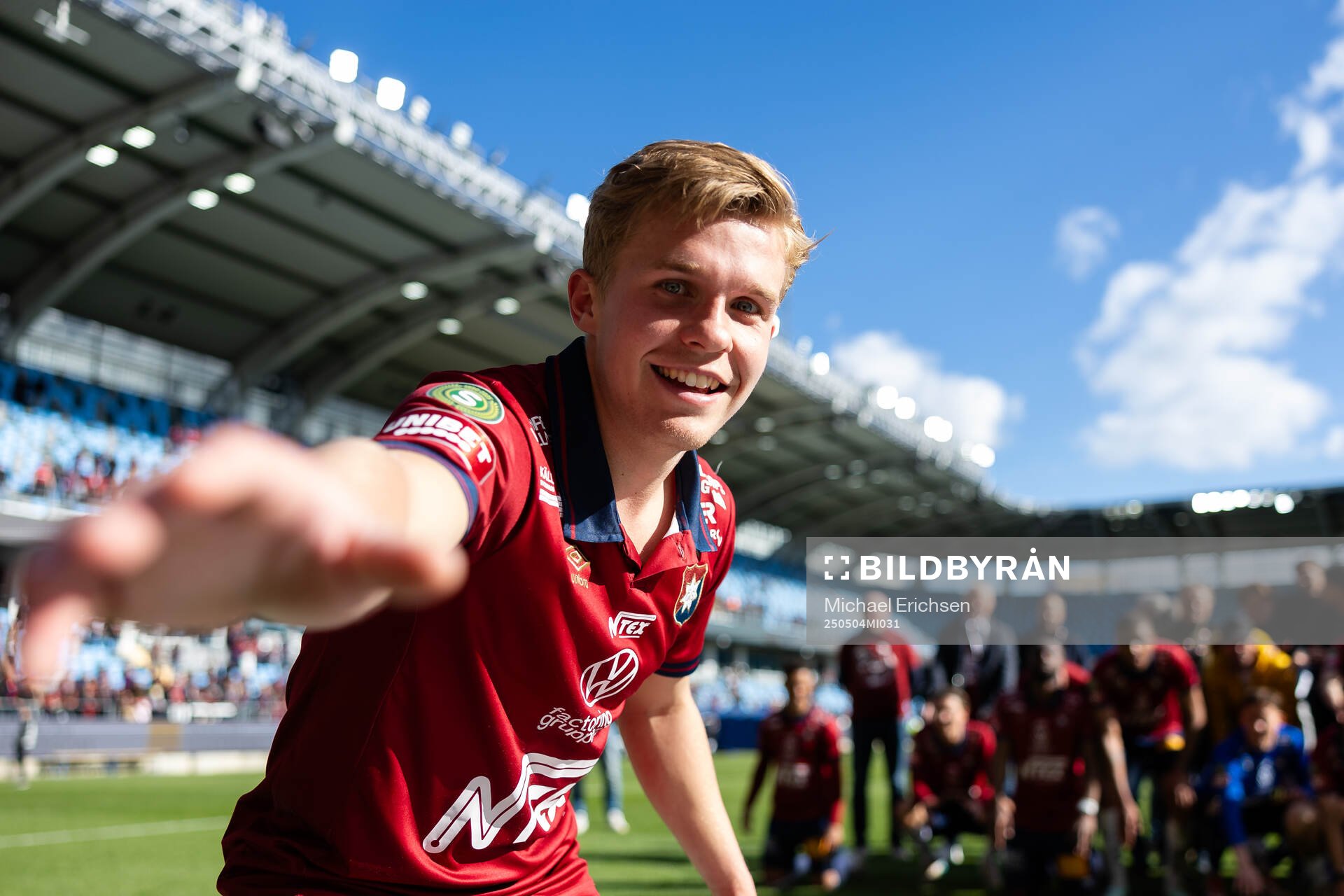 Örgrytes Isak Dahlqvist jublar med lagkamrater framför klacken efter fotbollsmatchen i Superettan mellan Örgryte och Falkenberg den 4 maj 2025 i Göteborg.
