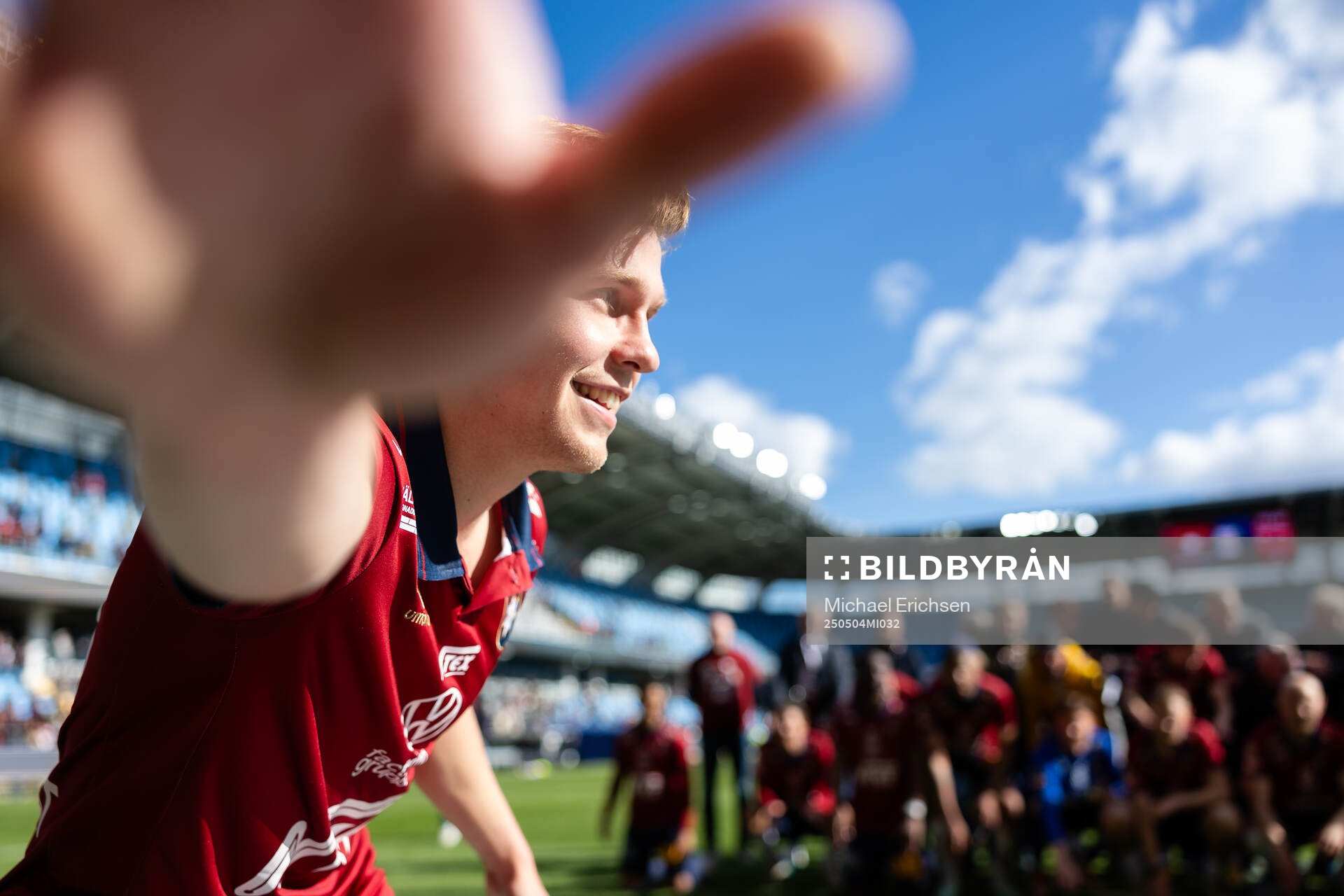 Örgrytes Isak Dahlqvist jublar med lagkamrater framför klacken efter fotbollsmatchen i Superettan mellan Örgryte och Falkenberg den 4 maj 2025 i Göteborg.
