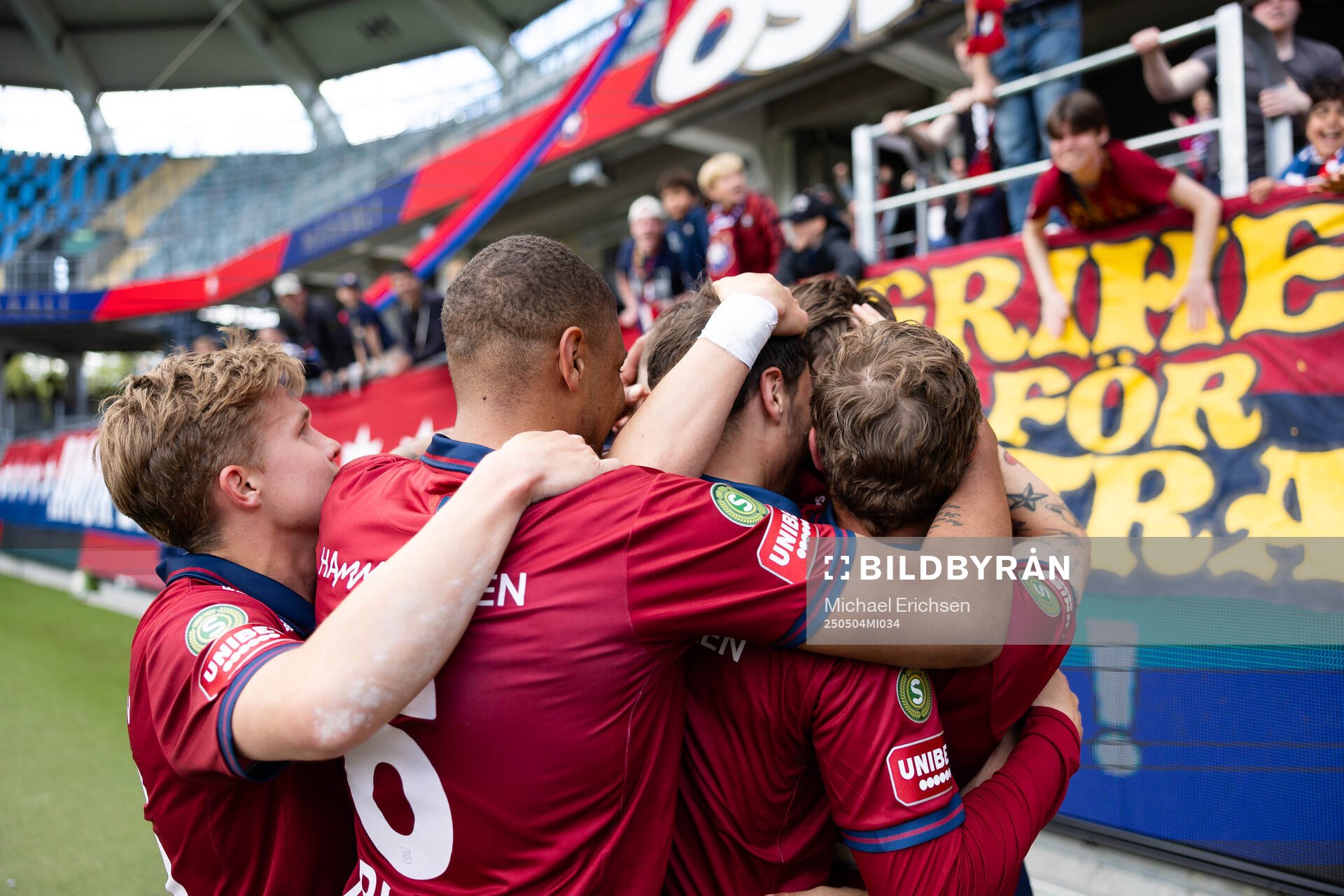 Örgrytes Daniel Paulson jublar med lagkamrater efter 3-2 under fotbollsmatchen i Superettan mellan Örgryte och Falkenberg den 4 maj 2025 i Göteborg.