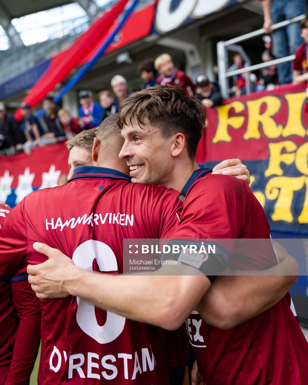 Örgrytes Daniel Paulson jublar med lagkamrater