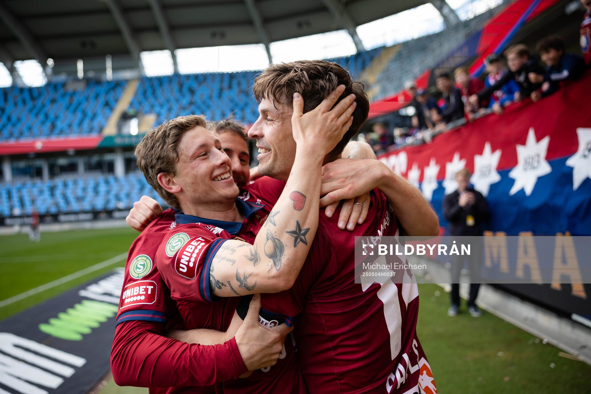 Örgrytes Daniel Paulson jublar ihop med Anton Andreasson och Jonathan Azulay efter 3-2 under fotbollsmatchen i Superettan mellan Örgryte och Falkenberg den 4 maj 2025 i Göteborg.