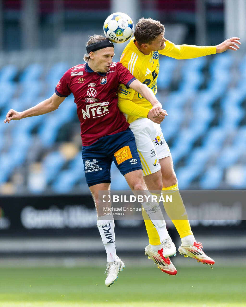 Örgrytes Charlie Vindehall och Falkenbergs Albin Andersson under fotbollsmatchen i Superettan mellan Örgryte och Falkenberg den 4 maj 2025 i Göteborg.
