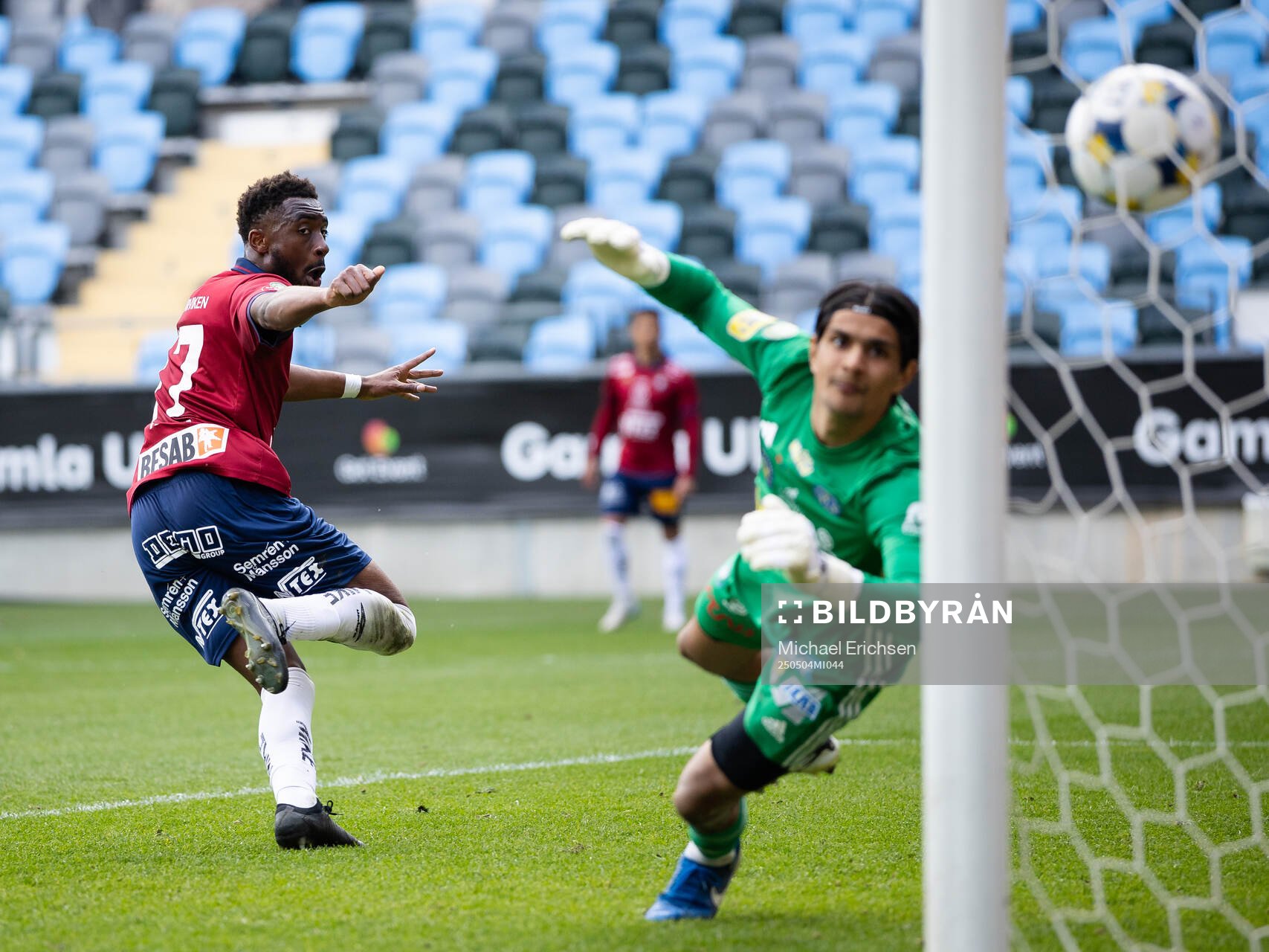 Örgrytes Haladj-Madiou Keita ser Daniel Paulsons (ej i bild) frispark gå i mål till 2-2 bakom Falkenbergs målvakt Paul Castin under fotbollsmatchen i Superettan mellan Örgryte och Falkenberg den 4 maj 2025 i Göteborg.