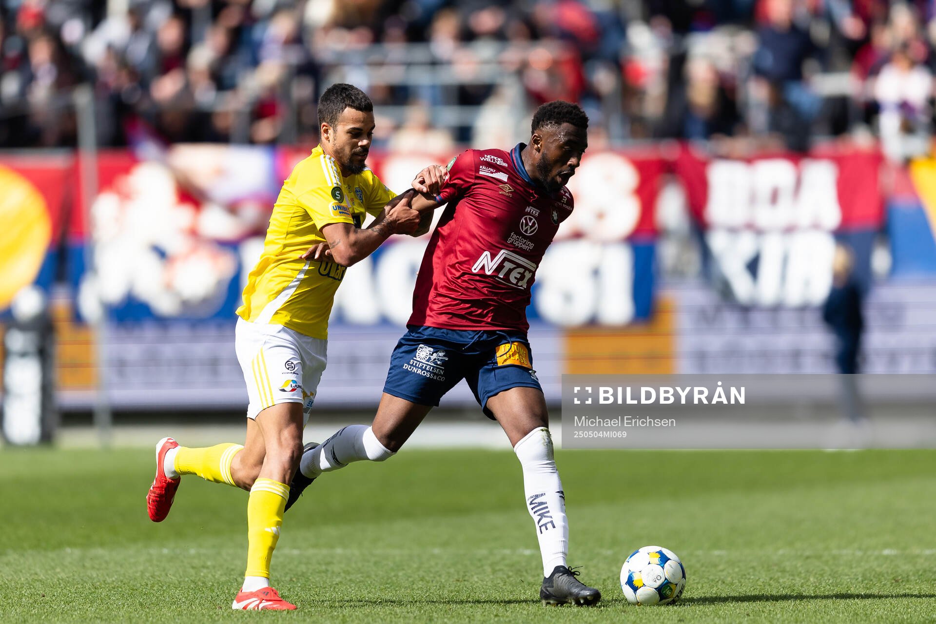 Falkenbergs Isaac Shears och Örgrytes Haladj-Madiou Keita under fotbollsmatchen i Superettan mellan Örgryte och Falkenberg den 4 maj 2025 i Göteborg.