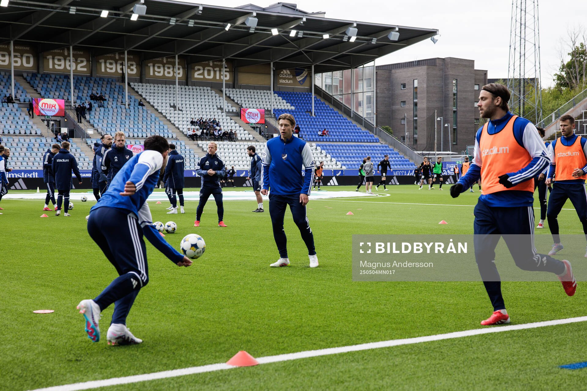 IFK Norrköpings spelare inför fotbollsmatchen i Allsvenskan mellan IFK Norrköping och Häcken den 4 maj 2025 i Norrköping. 