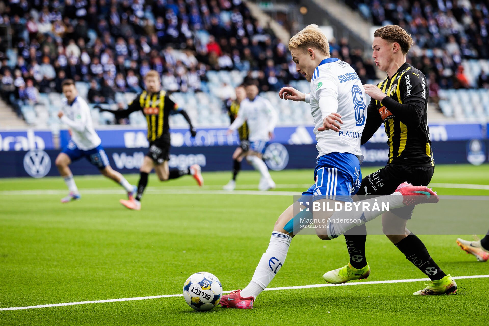 IFK Norrköpings Isak Andri Sigurgeirsson och Häckens Filip Öhman under fotbollsmatchen i Allsvenskan mellan IFK Norrköping och Häcken den 4 maj 2025 i Norrköping.