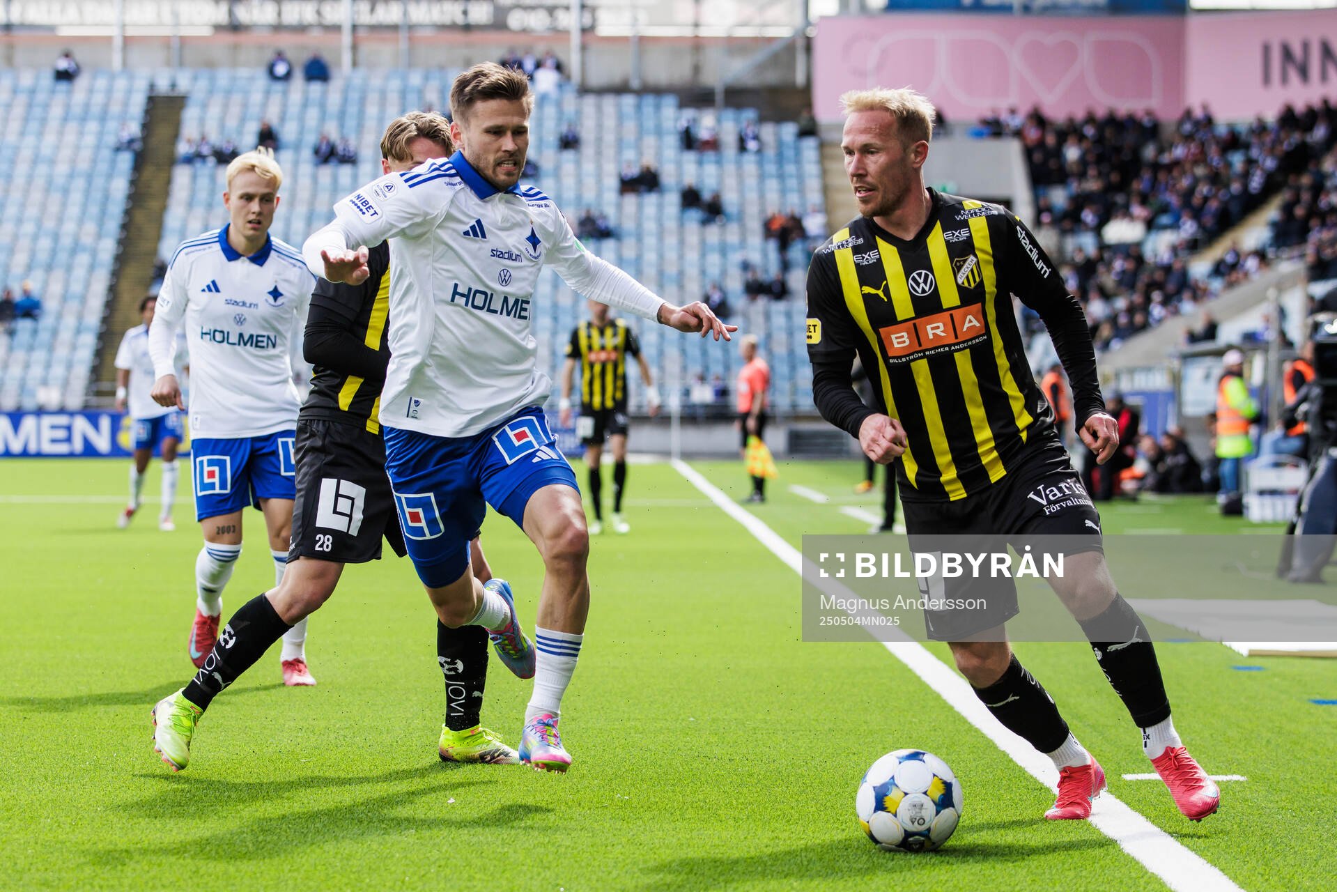 IFK Norrköpings Arnor Traustason och Häckens Mikkel Rygaard Jensen under fotbollsmatchen i Allsvenskan mellan IFK Norrköping och Häcken den 4 maj 2025 i Norrköping.