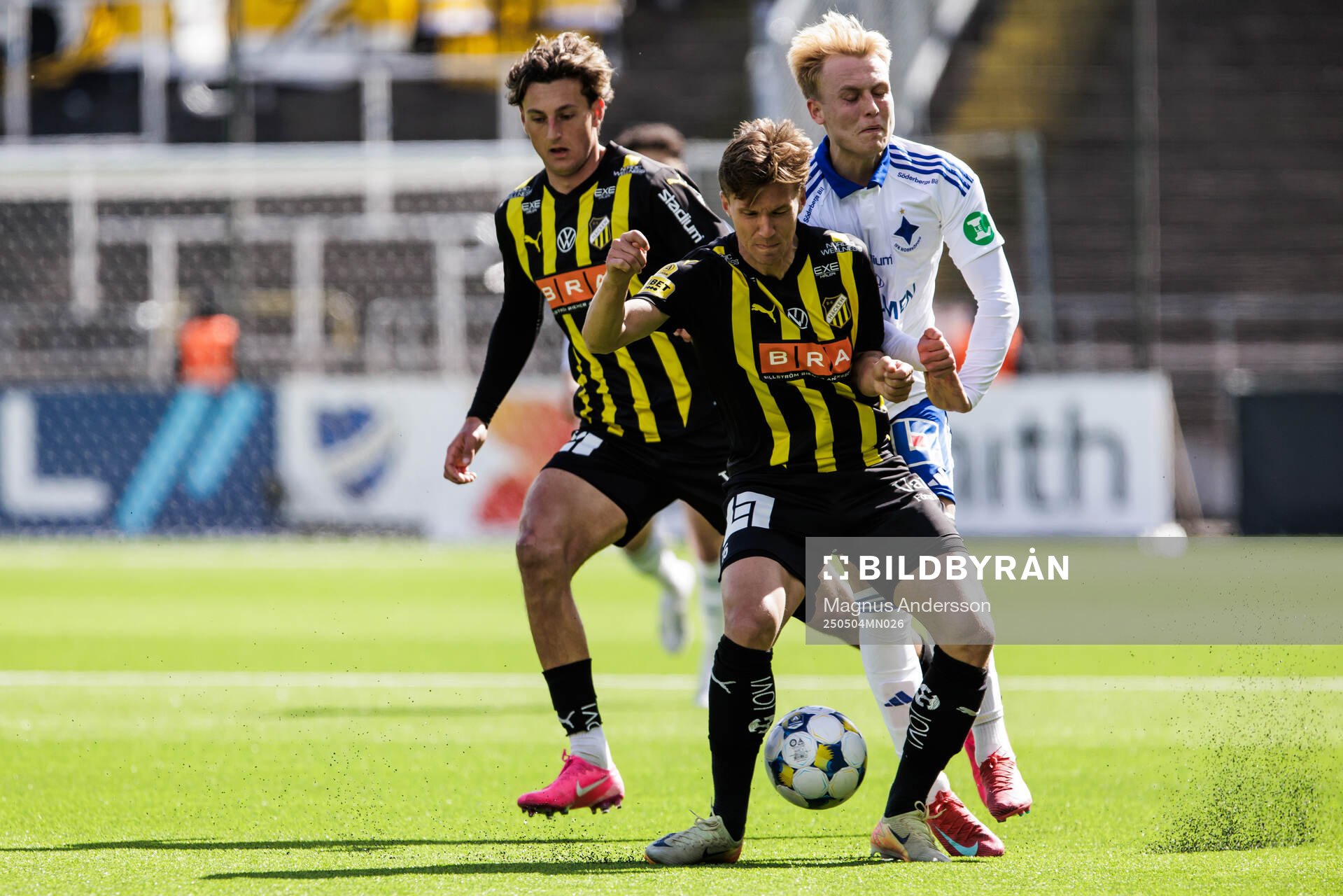 Häckens Samuel Leach Holm och IFK Norrköpings Isak Andri