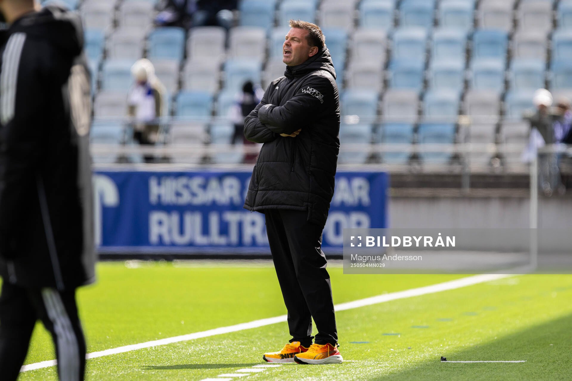 Häckens tränare Jens Gustafsson under fotbollsmatchen i Allsvenskan mellan IFK Norrköping och Häcken den 4 maj 2025 i Norrköping. 