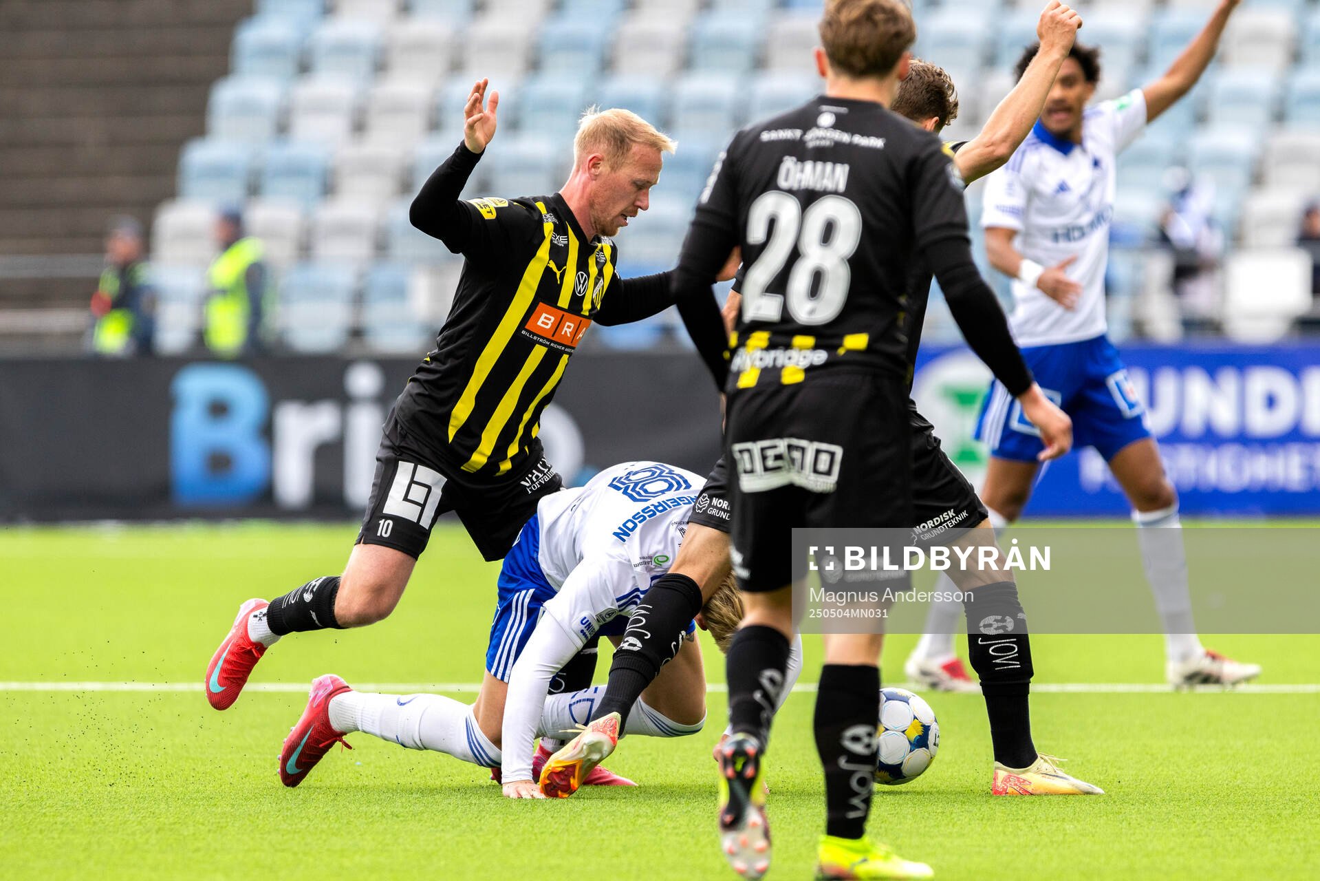 Häckens Mikkel Rygaard Jensen och IFK Norrköpings Isak Andri Sigurgeirsson under fotbollsmatchen i Allsvenskan mellan IFK Norrköping och Häcken den 4 maj 2025 i Norrköping.
