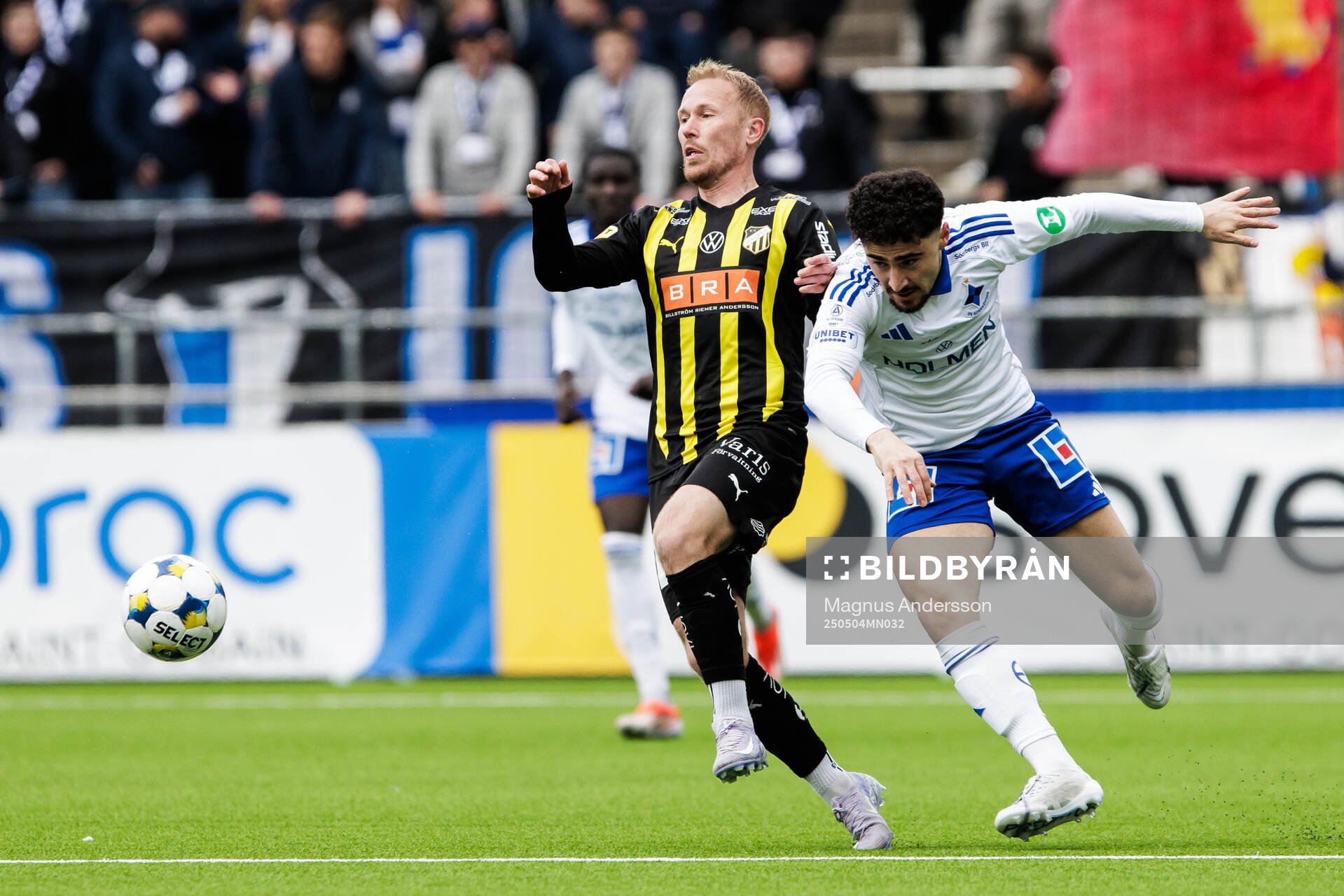 Häckens Mikkel Rygaard Jensen och IFK Norrköpings Ismet Lushaku under fotbollsmatchen i Allsvenskan mellan IFK Norrköping och Häcken den 4 maj 2025 i Norrköping.