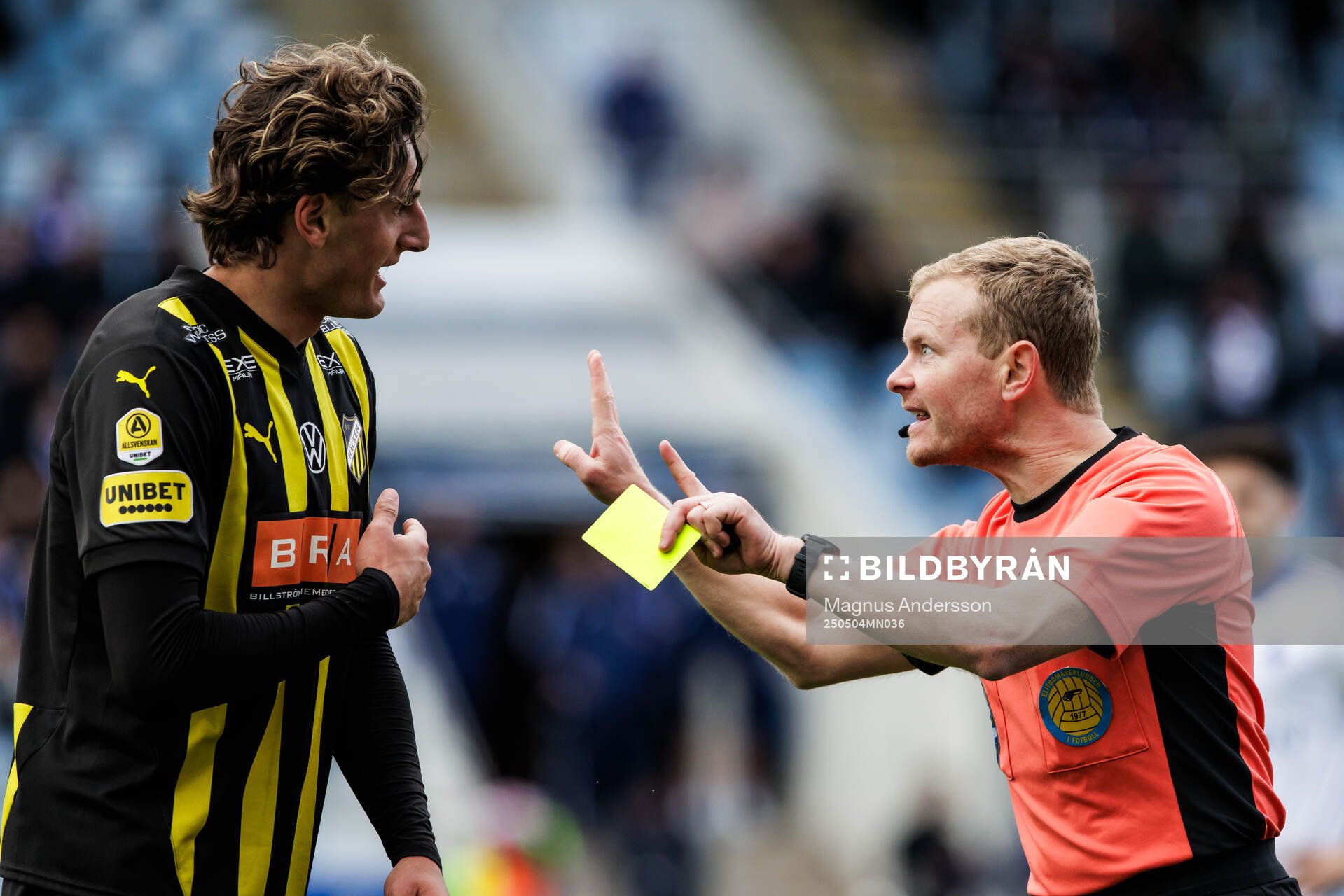 Häckens Silas Andersen och domare Fredrik Klitte under fotbollsmatchen i Allsvenskan mellan IFK Norrköping och Häcken den 4 maj 2025 i Norrköping.