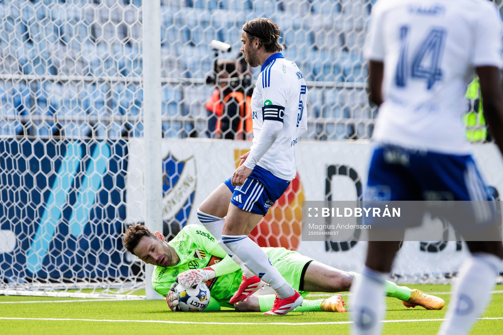 Häckens Etrit Berisha och IFK Norrköpings Christoffer Nyman under fotbollsmatchen i Allsvenskan mellan IFK Norrköping och Häcken den 4 maj 2025 i Norrköping.
