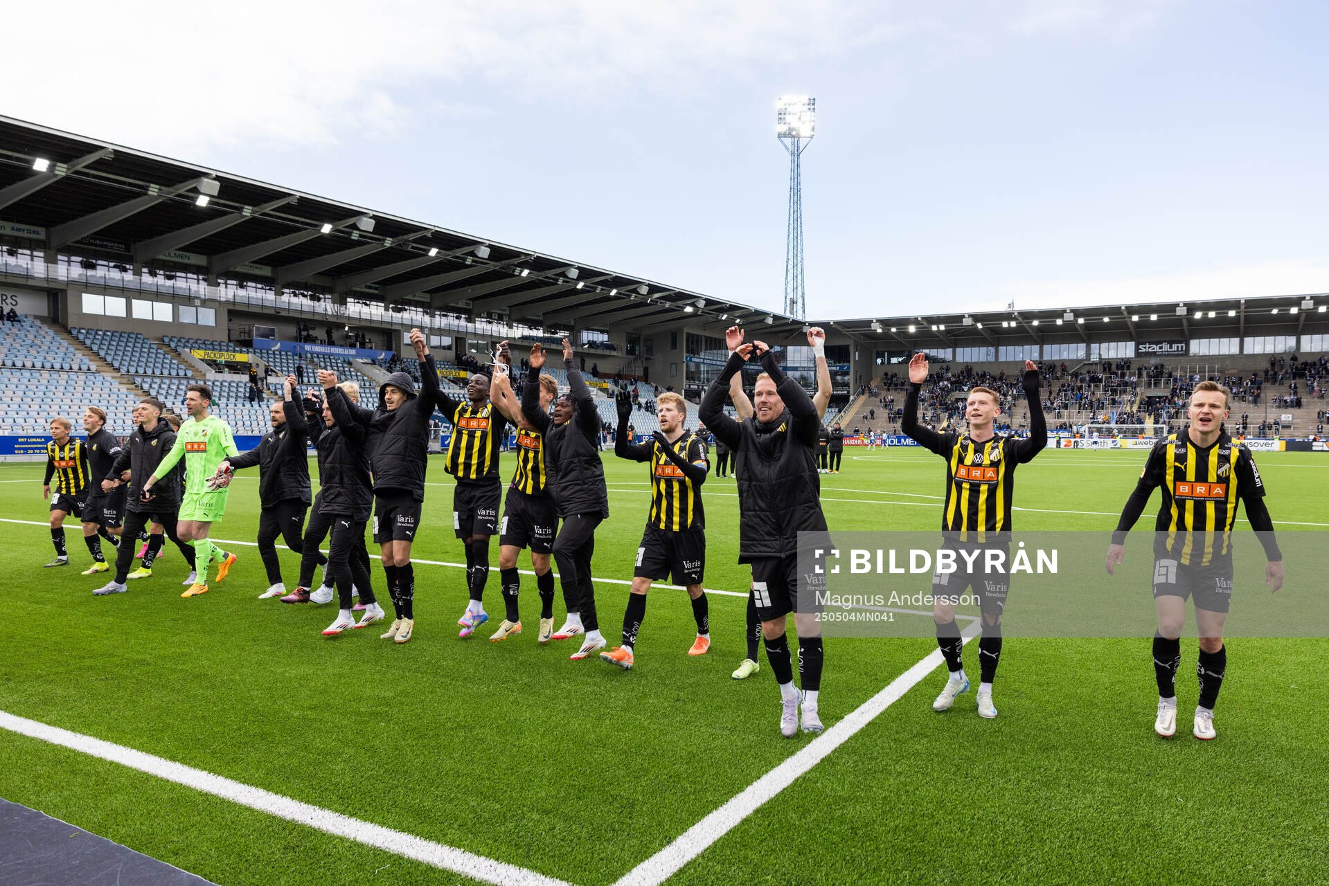 Häckens spelare jublar efter fotbollsmatchen i Allsvenskan mellan IFK Norrköping och Häcken den 4 maj 2025 i Norrköping. 