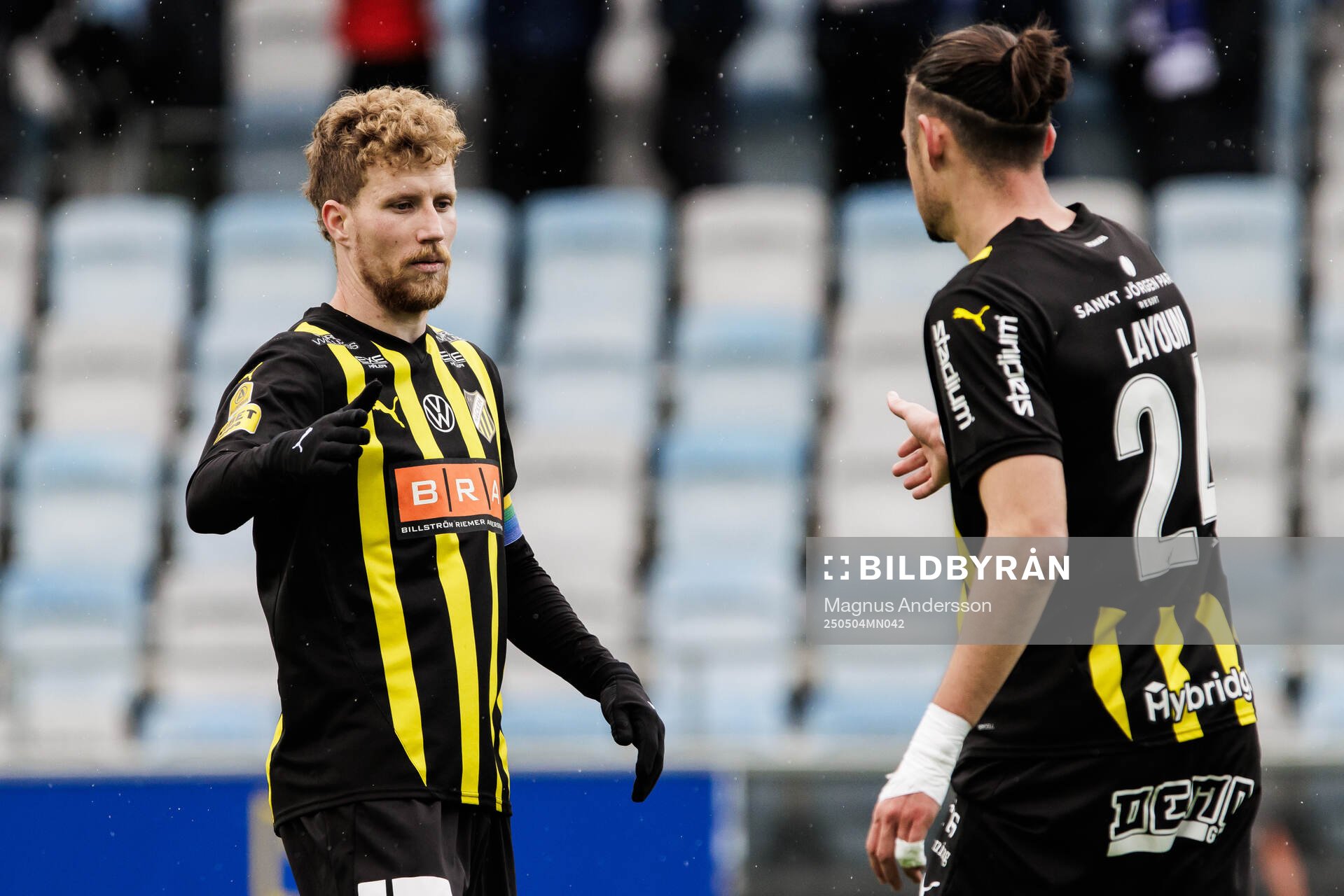 Häckens Simon Gustafson och Amor Layouni jublar efter fotbollsmatchen i Allsvenskan mellan IFK Norrköping och Häcken den 4 maj 2025 i Norrköping.