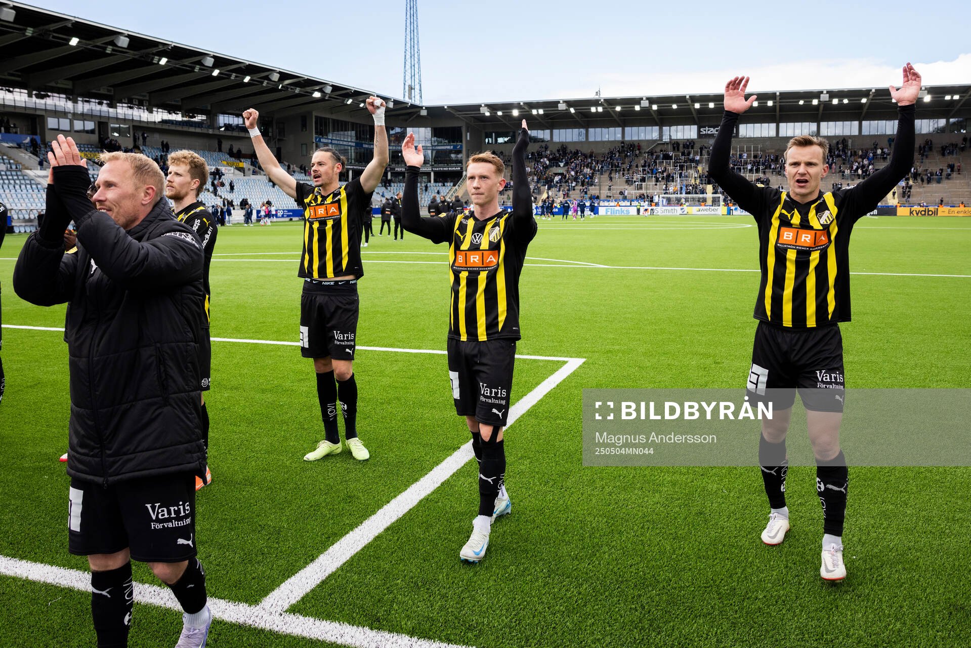 Häckens spelare jublar efter fotbollsmatchen i Allsvenskan mellan IFK Norrköping och Häcken den 4 maj 2025 i Norrköping. 