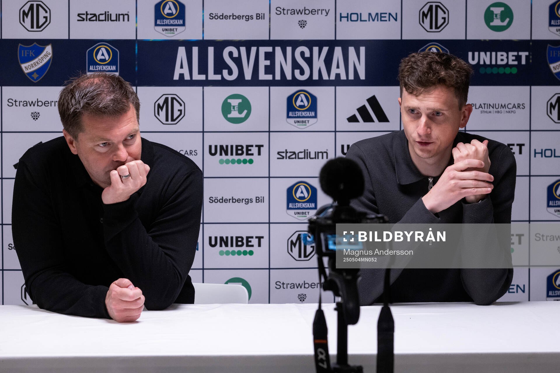 Häckens tränare Jens Gustafsson och IFK Norrköpings tränare Martin Falk under presskonferensen efter fotbollsmatchen i Allsvenskan mellan IFK Norrköping och Häcken den 4 maj 2025 i Norrköping.