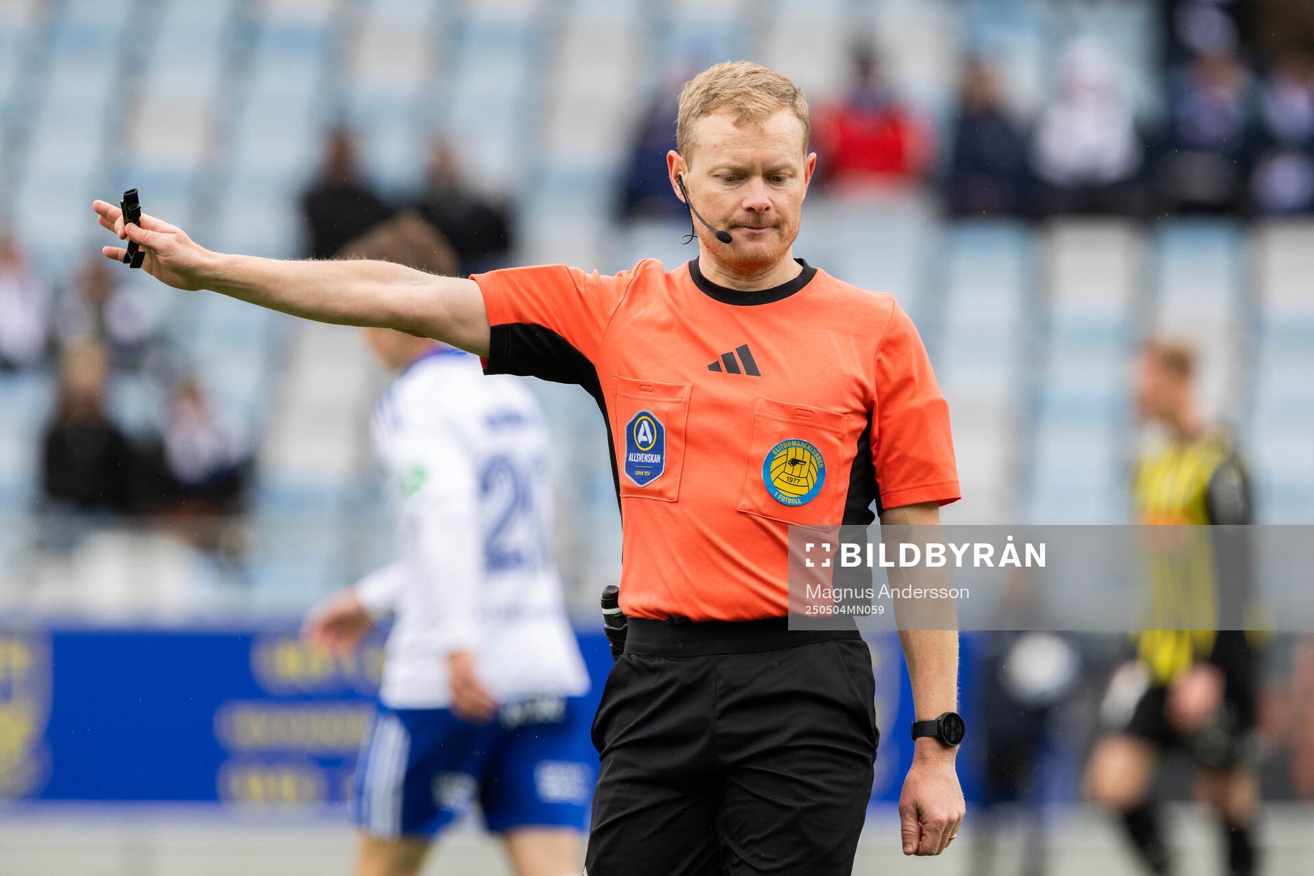 Domare Fredrik Klitte under fotbollsmatchen i Allsvenskan mellan IFK Norrköping och Häcken den 4 maj 2025 i Norrköping. 