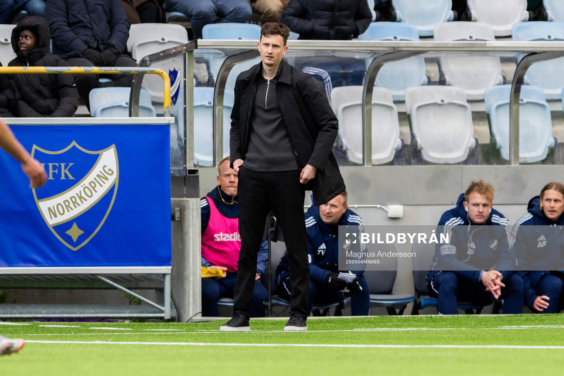 IFK Norrköpings tränare Martin Falk under fotbollsmatchen i Allsvenskan mellan IFK Norrköping och Häcken den 4 maj 2025 i Norrköping.