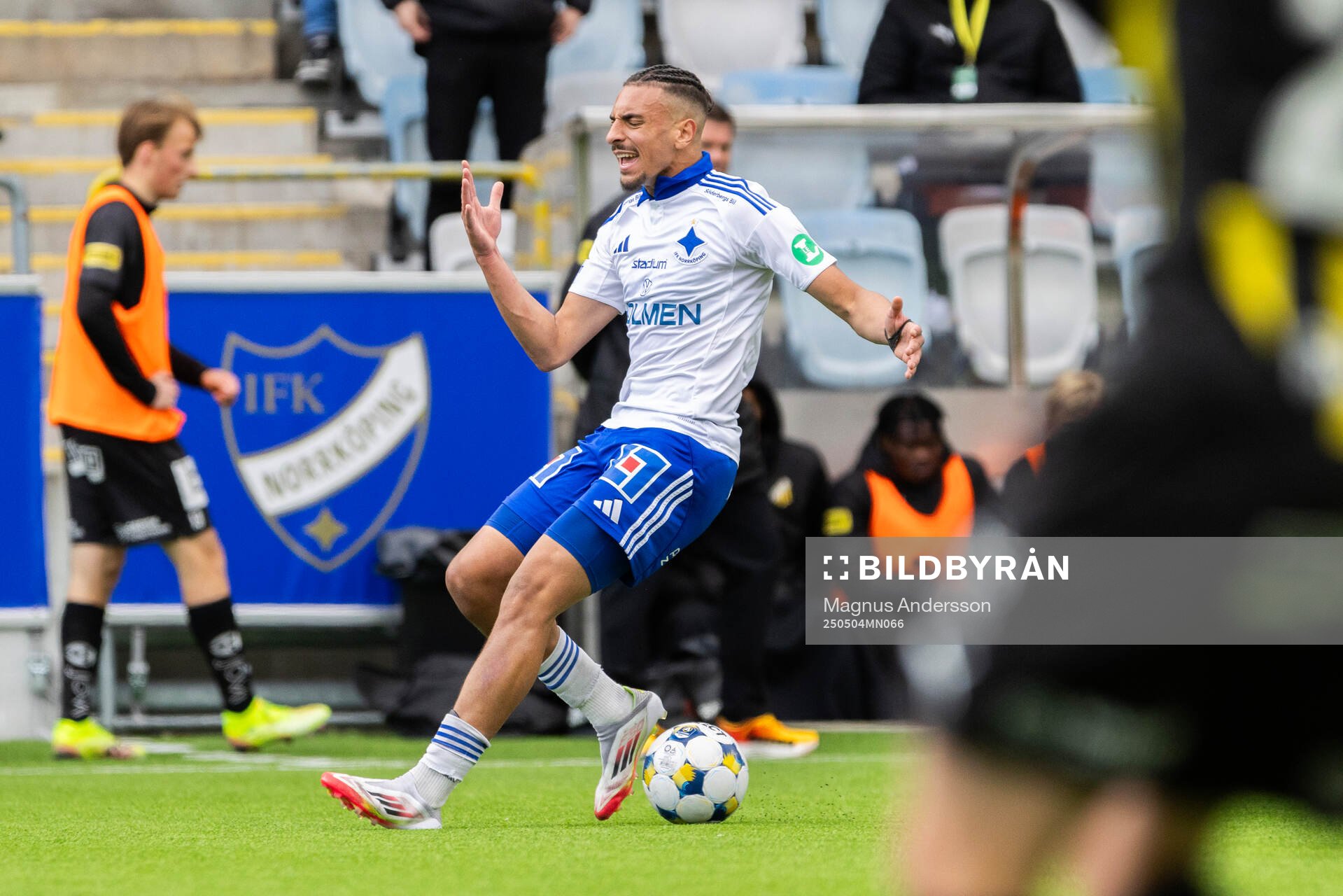 IFK Norrköpings Moutaz Neffati reagerar