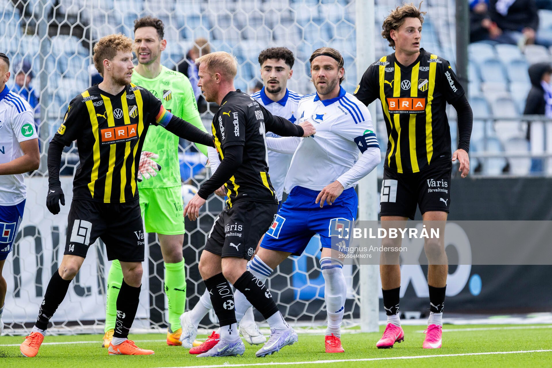 Häckens Simon Gustafson, Mikkel Rygaard Jensen och Silas Andersen mot IFK Norrköpings Christoffer Nyman under fotbollsmatchen i Allsvenskan mellan IFK Norrköping och Häcken den 4 maj 2025 i Norrköping.