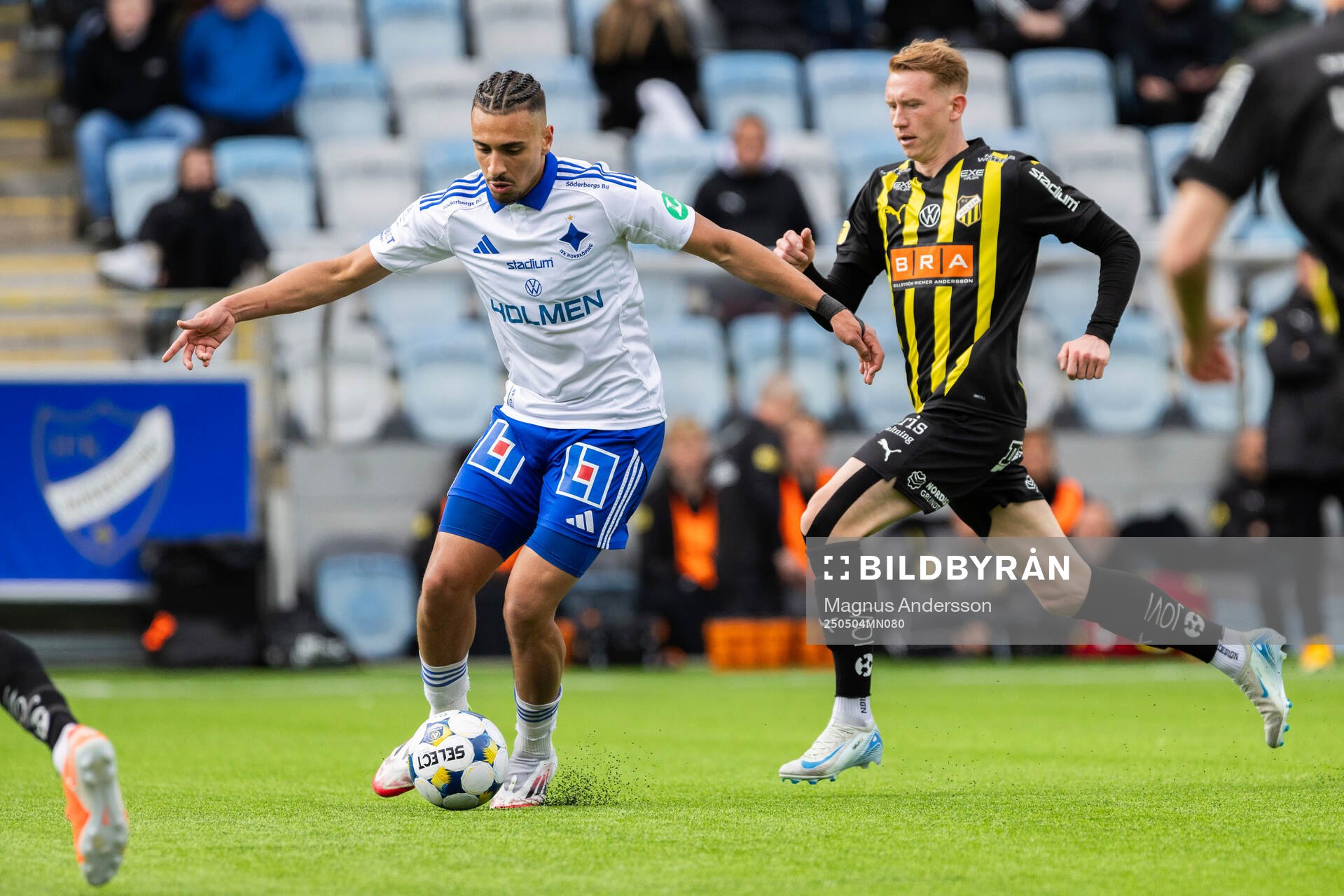 IFK Norrköpings Moutaz Neffati och Häckens Julius Lindberg under fotbollsmatchen i Allsvenskan mellan IFK Norrköping och Häcken den 4 maj 2025 i Norrköping.