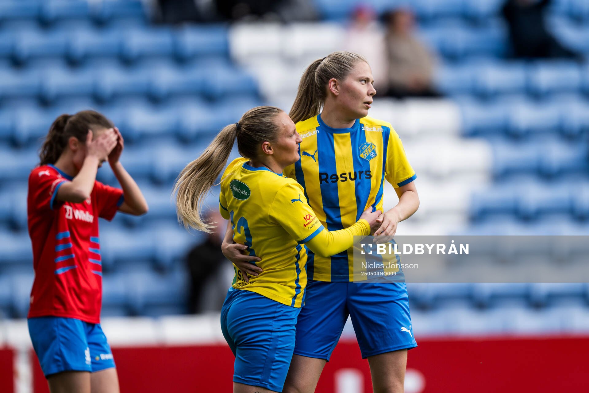 Eskilsminnes Alma Bertilsson och Johanna Olsson jublar efter 0-1 under fotbollsmatchen i Division 1 södra mellan Helsingborg och Eskilsminne den 4 maj 2025 i Helsingborg.