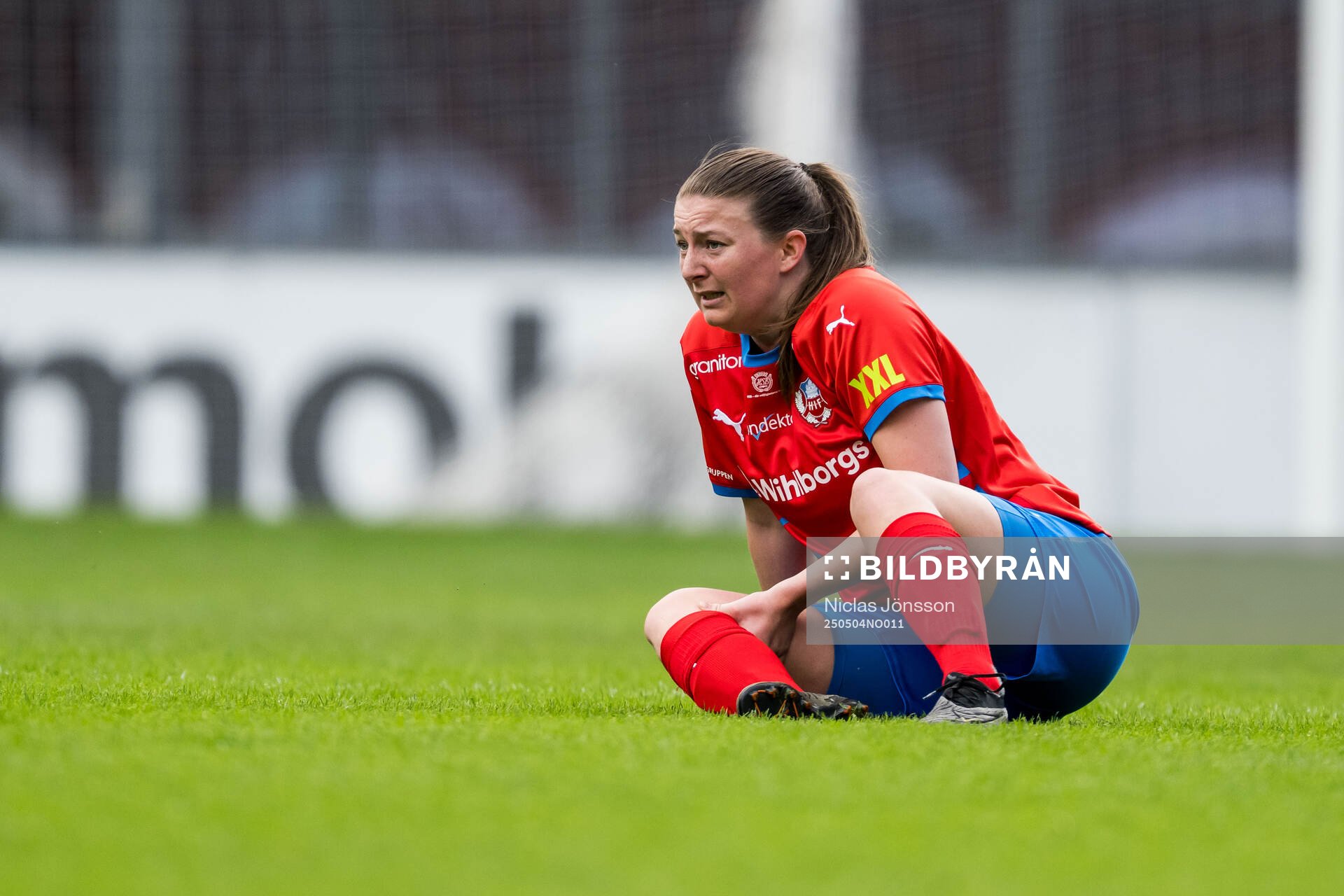 Helsingborgs Kajsa Arthursson har ont under fotbollsmatchen i Division 1 södra mellan Helsingborg och Eskilsminne den 4 maj 2025 i Helsingborg.