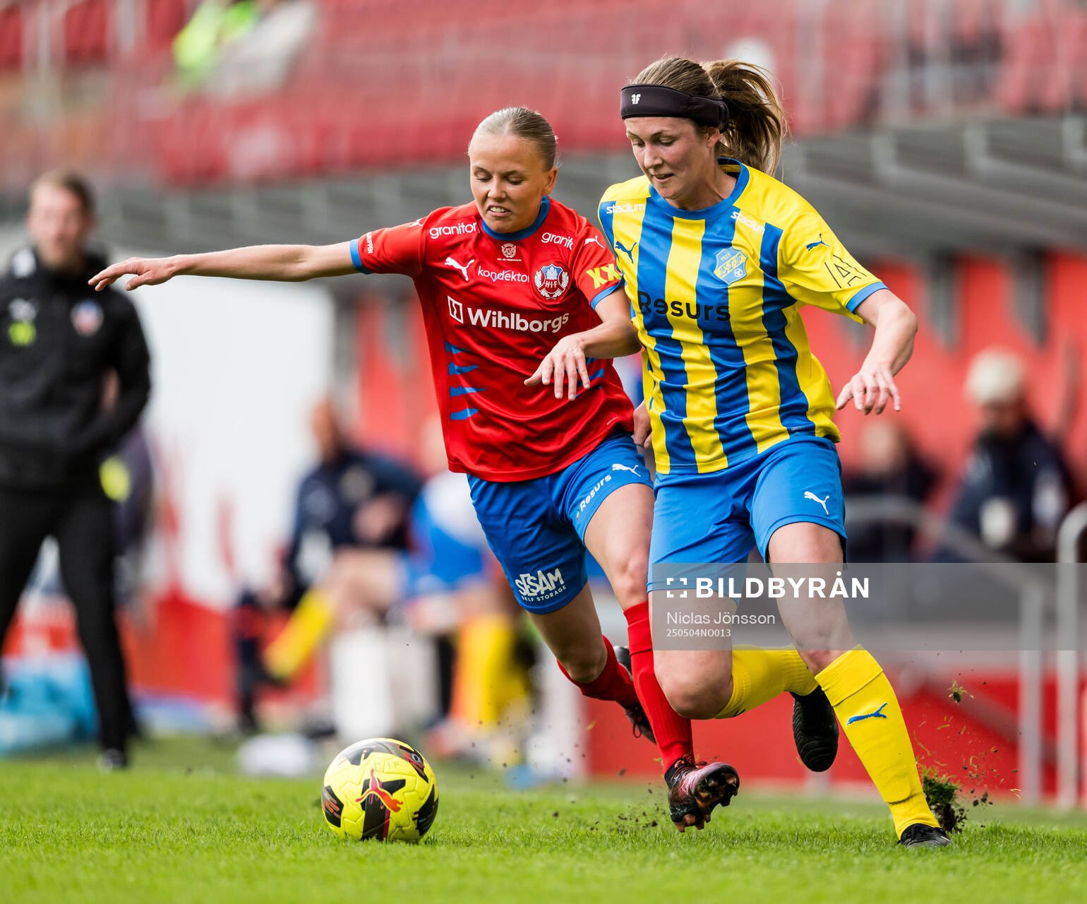 Helsingborgs Emma Sternberg och Eskilsminnes Louise Hayden under fotbollsmatchen i Division 1 södra mellan Helsingborg och Eskilsminne den 4 maj 2025 i Helsingborg. 