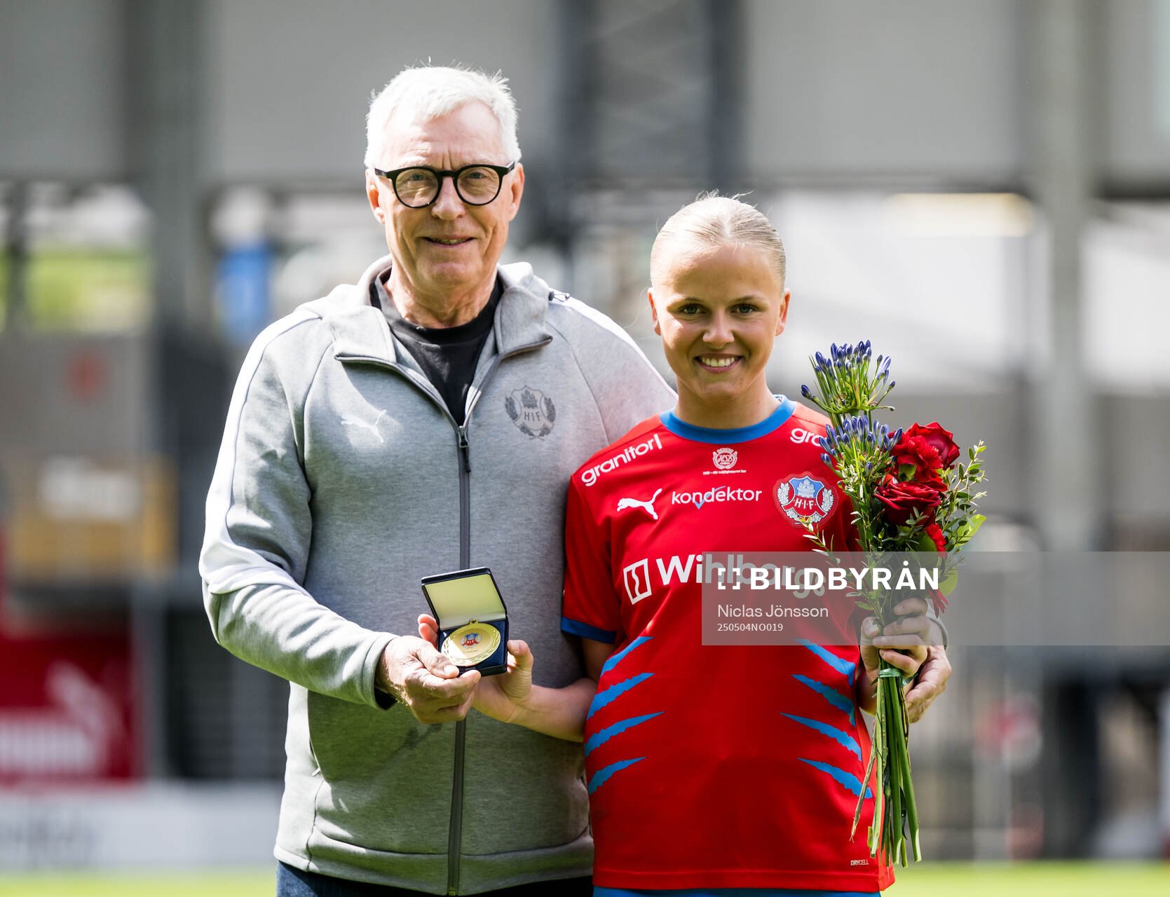 Helsingborgs Emma Sternberg får pris av Anders Ljung
