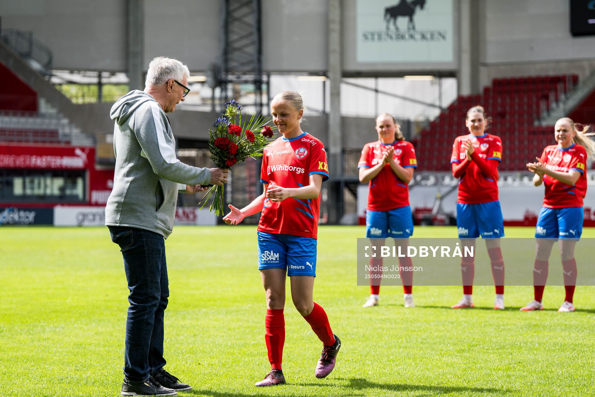 Helsingborgs Emma Sternberg får pris an Anders Ljung