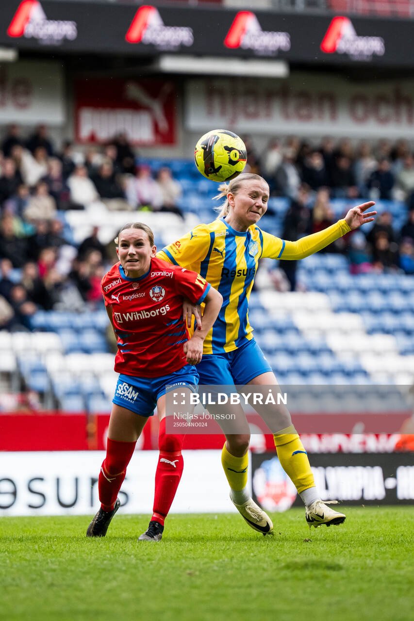 Helsingborgs Tilde Wahrenberg och Eskilsminnes Johanna Lindblom under fotbollsmatchen i Division 1 södra mellan Helsingborg och Eskilsminne den 4 maj 2025 i Helsingborg.