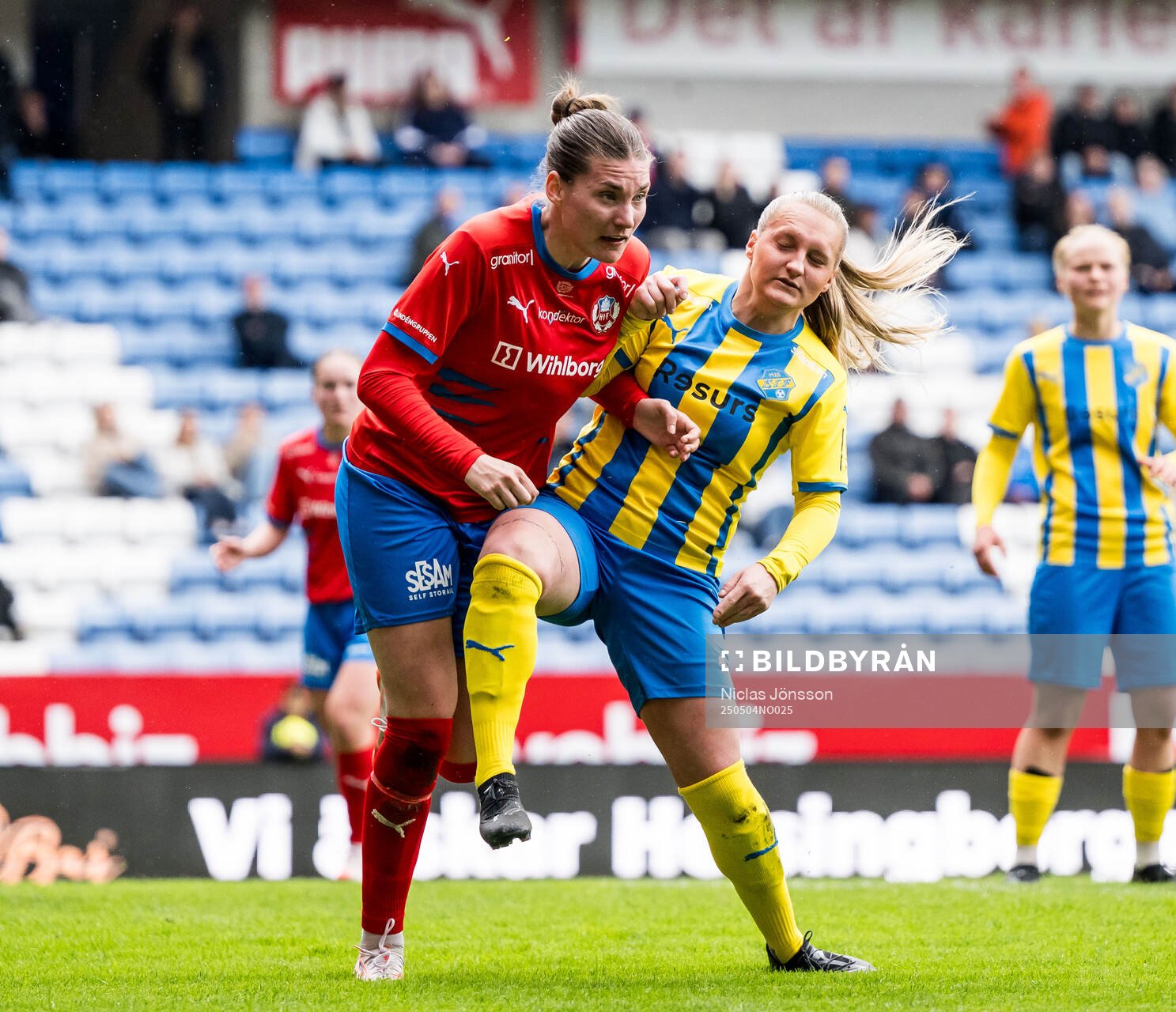 Helsingborgs Hanna Lundell och Eskilsminnes Alma Bertilsson under fotbollsmatchen i Division 1 södra mellan Helsingborg och Eskilsminne den 4 maj 2025 i Helsingborg.