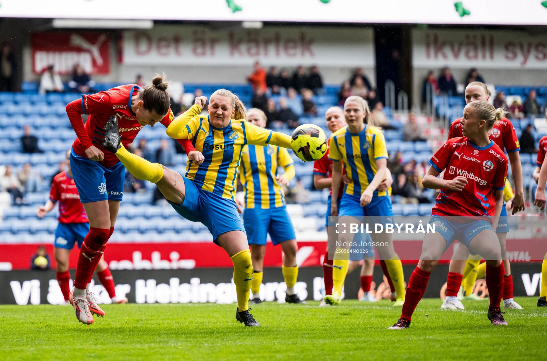 Helsingborgs Hanna Lundell och Eskilsminnes Alma Bertilsson under fotbollsmatchen i Division 1 södra mellan Helsingborg och Eskilsminne den 4 maj 2025 i Helsingborg.