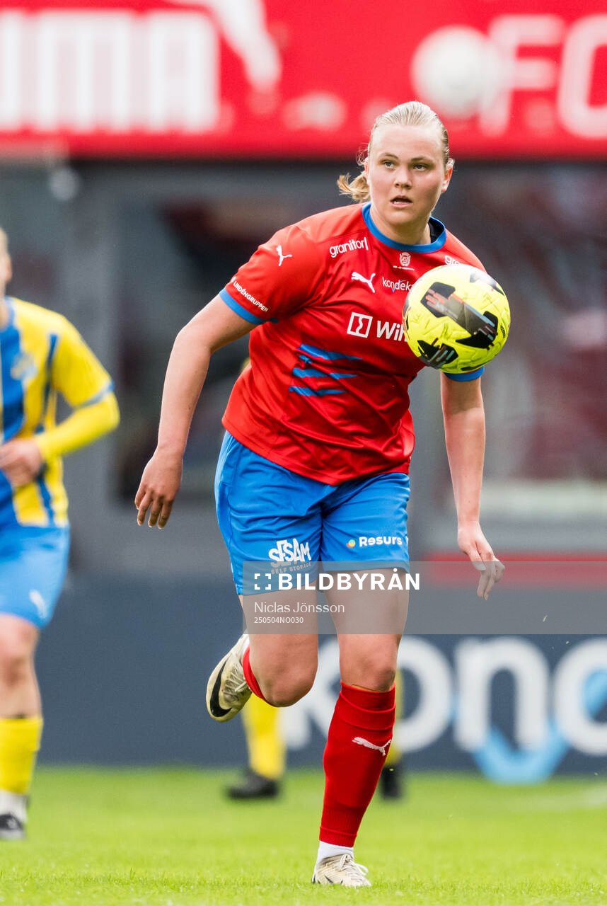 Helsingborgs Arna Thrainsdottir under fotbollsmatchen i Division 1 södra mellan Helsingborg och Eskilsminne den 4 maj 2025 i Helsingborg.