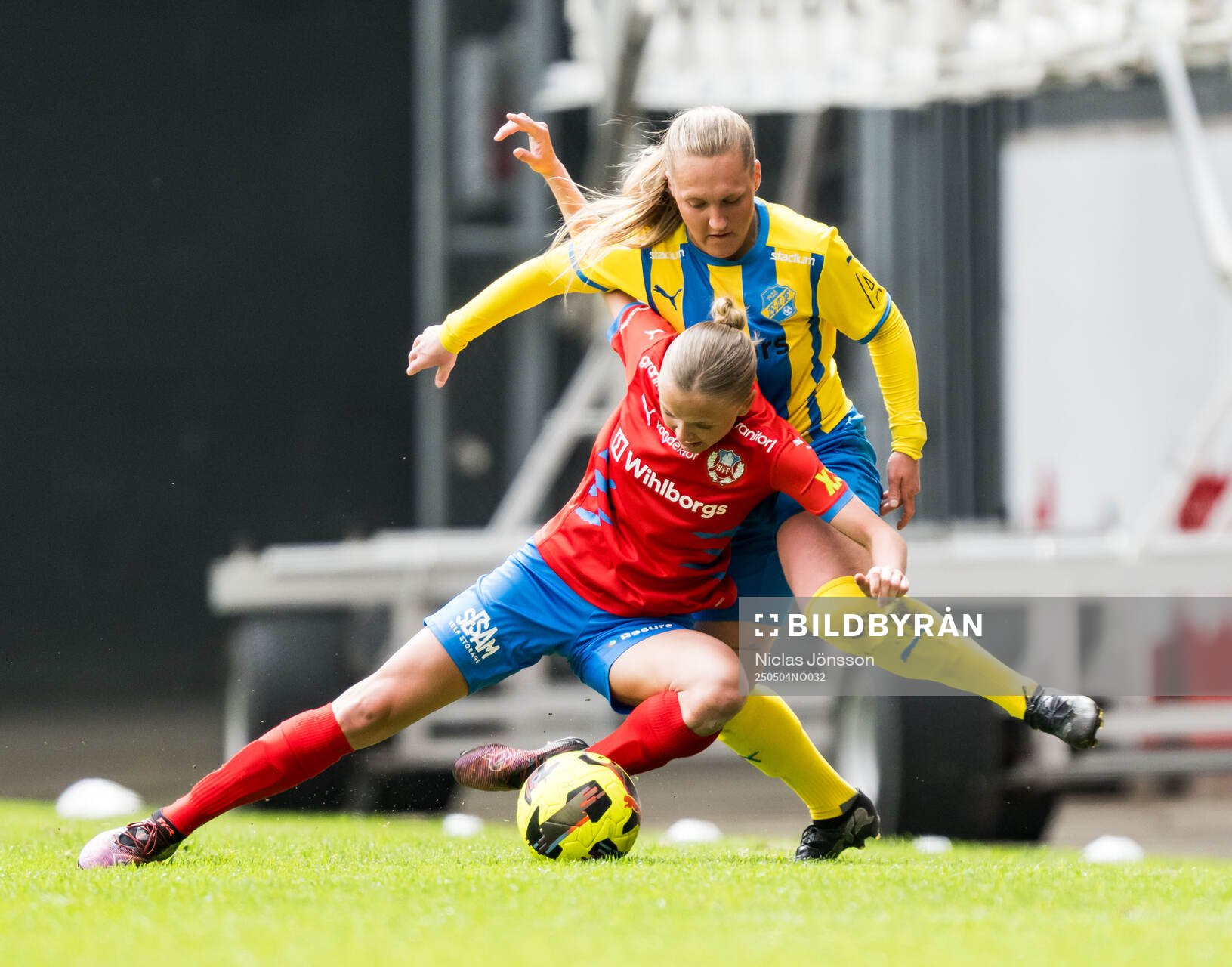 Helsingborgs Emma Sternberg och Eskilsminnes Alma Bertilsson under fotbollsmatchen i Division 1 södra mellan Helsingborg och Eskilsminne den 4 maj 2025 i Helsingborg.