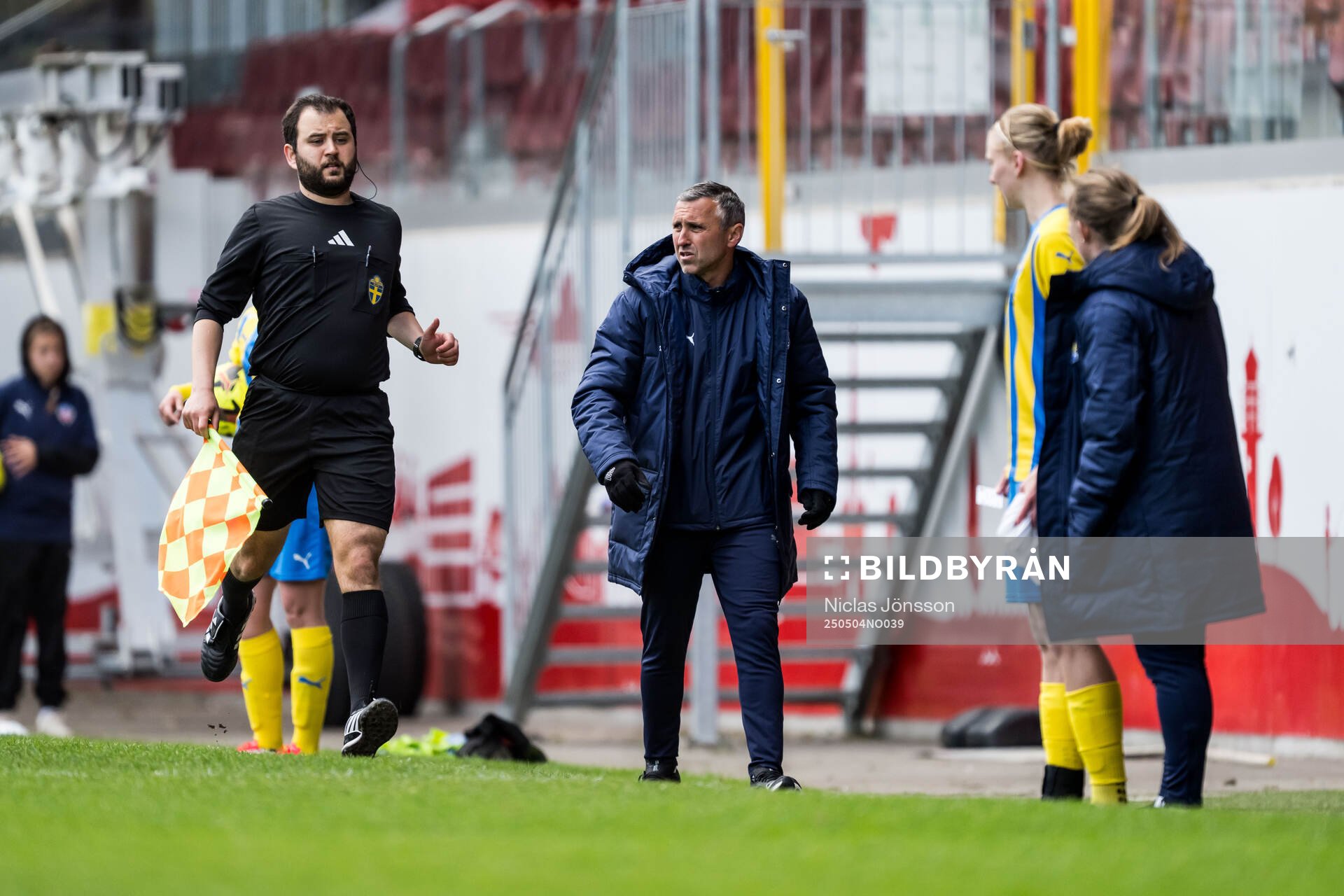 Eskilsminnes tränare Iztok Pristovnik under fotbollsmatchen i Division 1 södra mellan Helsingborg och Eskilsminne den 4 maj 2025 i Helsingborg.